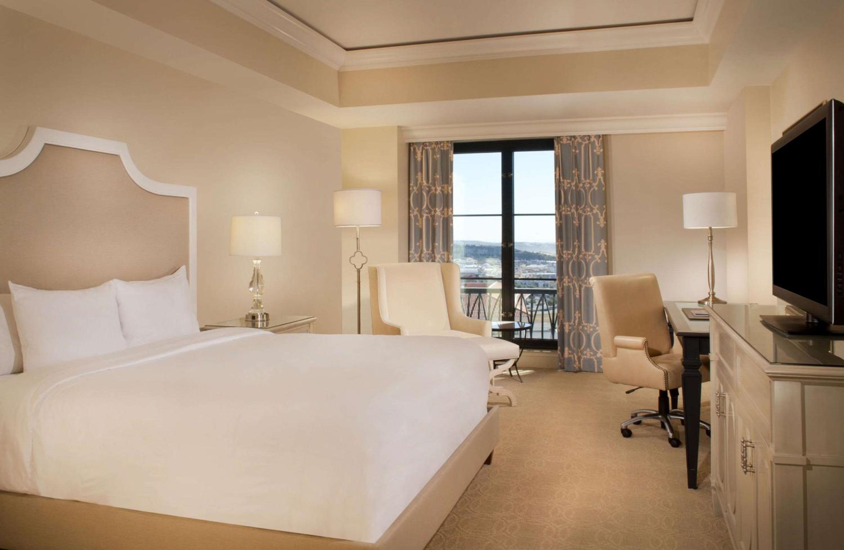 Standard King Room - Non-Smoking  - Photo 1