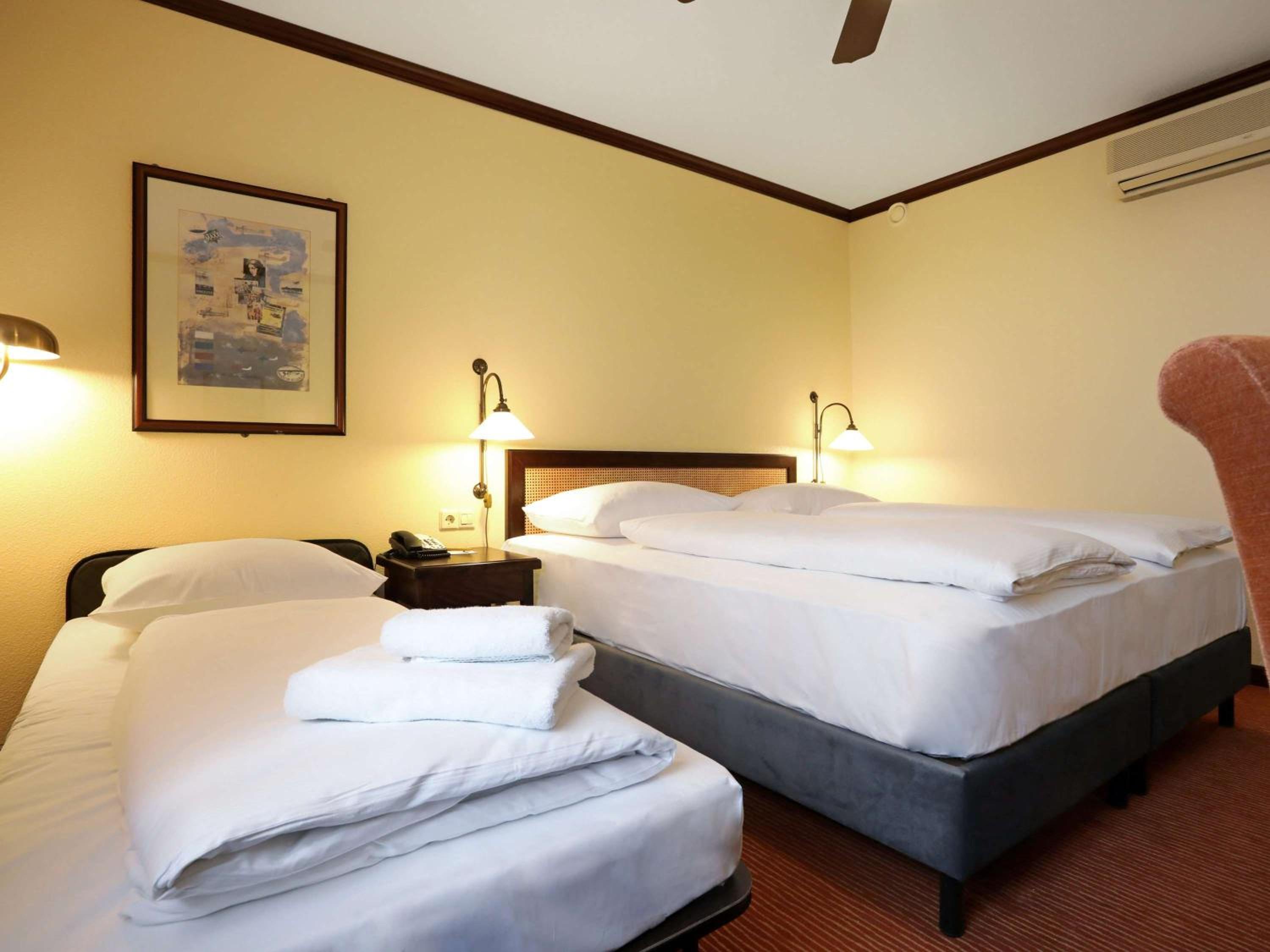 Classic Room with One Double Bed and One Single Bed - Photo 3