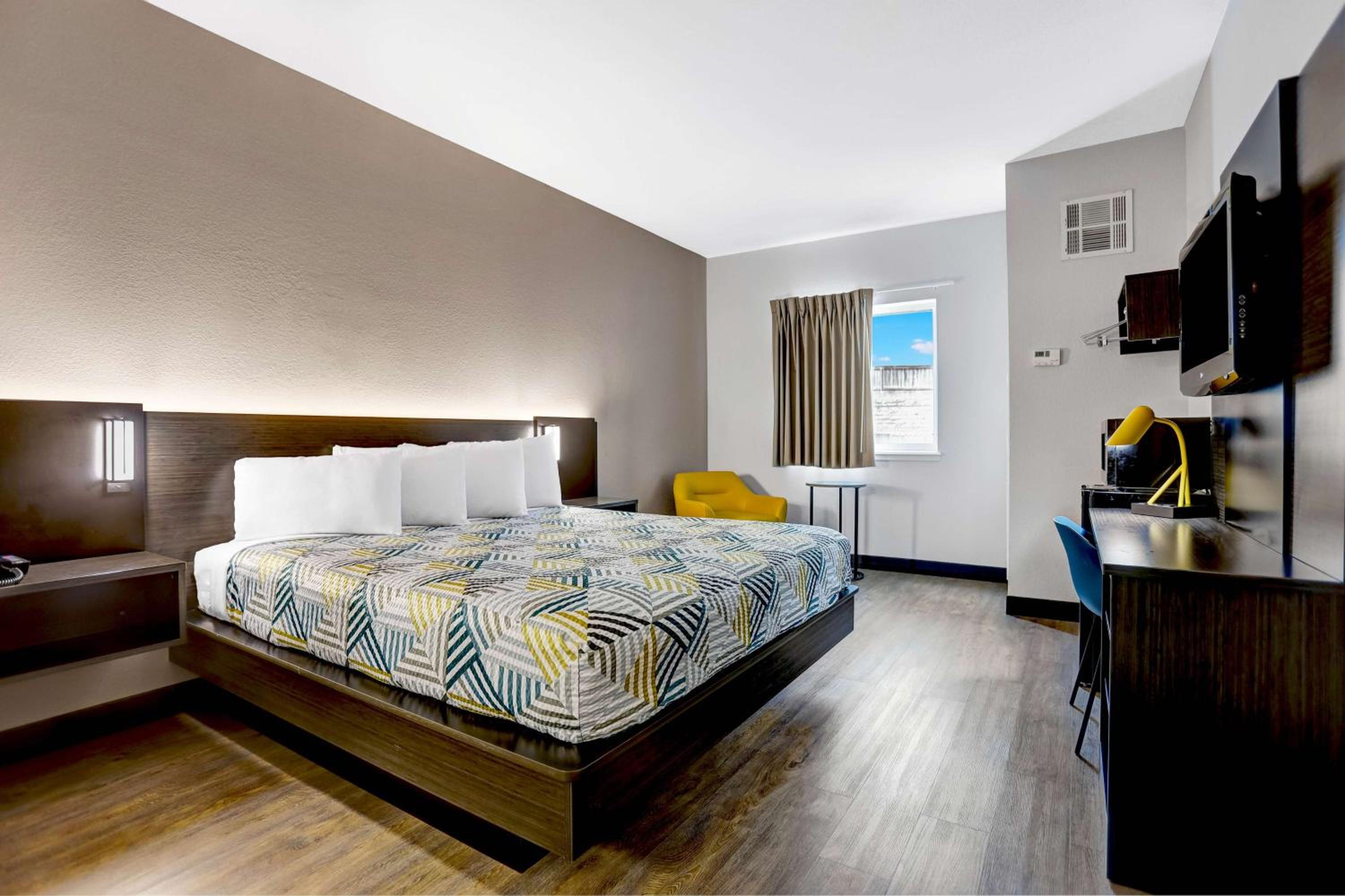 Deluxe King Room - Non-Smoking - Photo 3