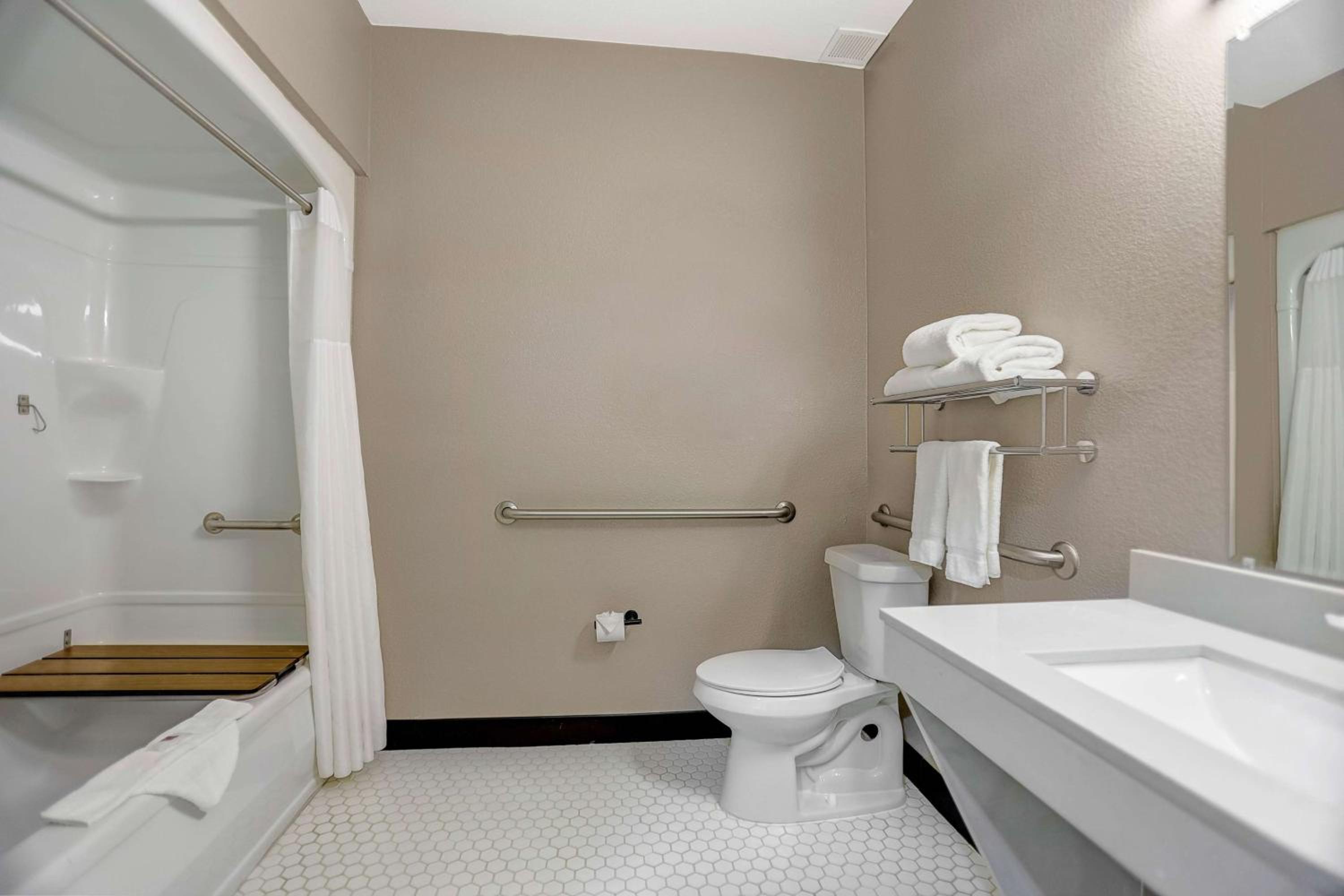 Quadruple Room - Disability Access - Non-Smoking - Photo 5