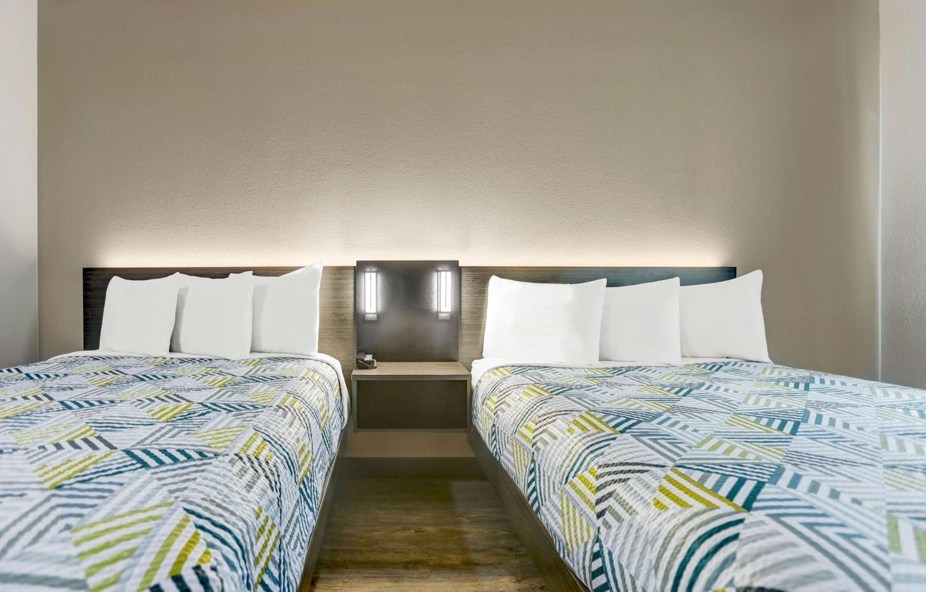 Queen Room with Two Queen Beds - Non-Smoking - Photo 10