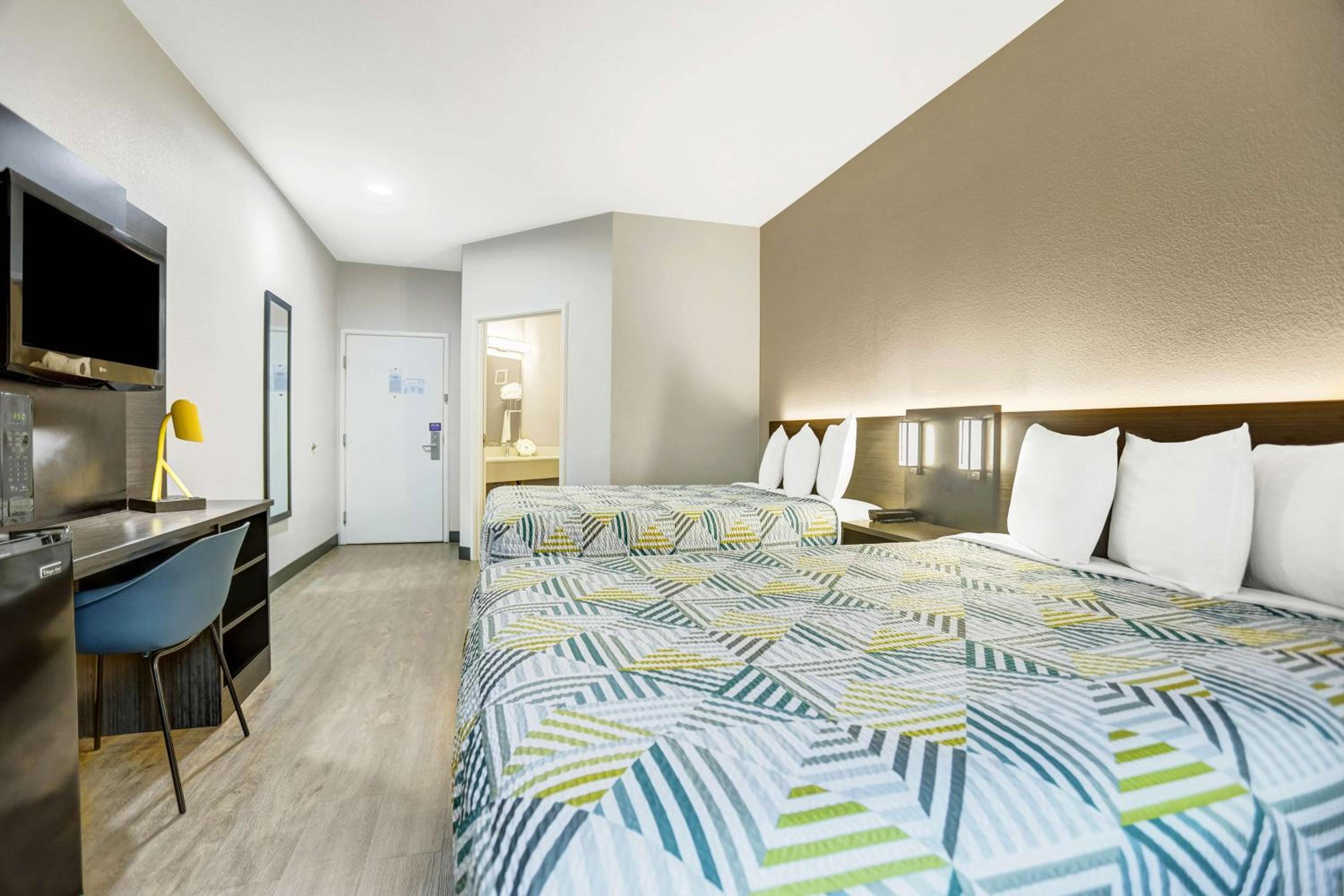 Queen Room with Two Queen Beds - Non-Smoking - Photo 9
