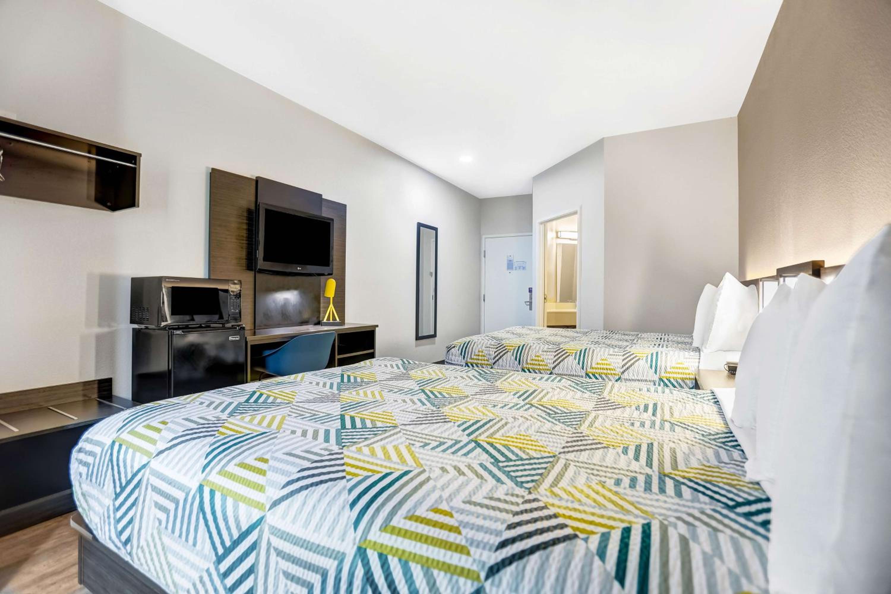 Queen Room with Two Queen Beds - Non-Smoking - Photo 8