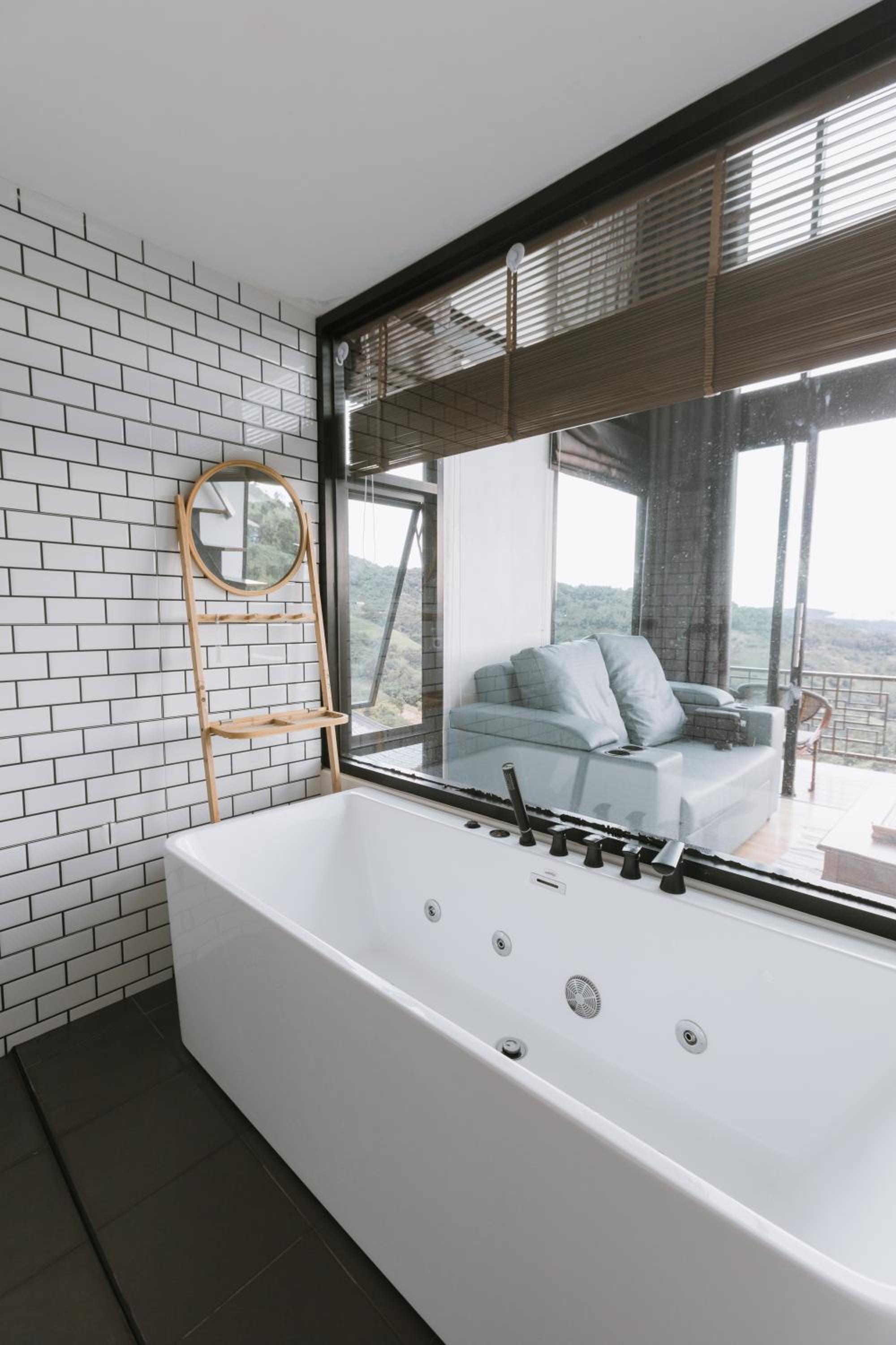 Deluxe King Room - Photo 10