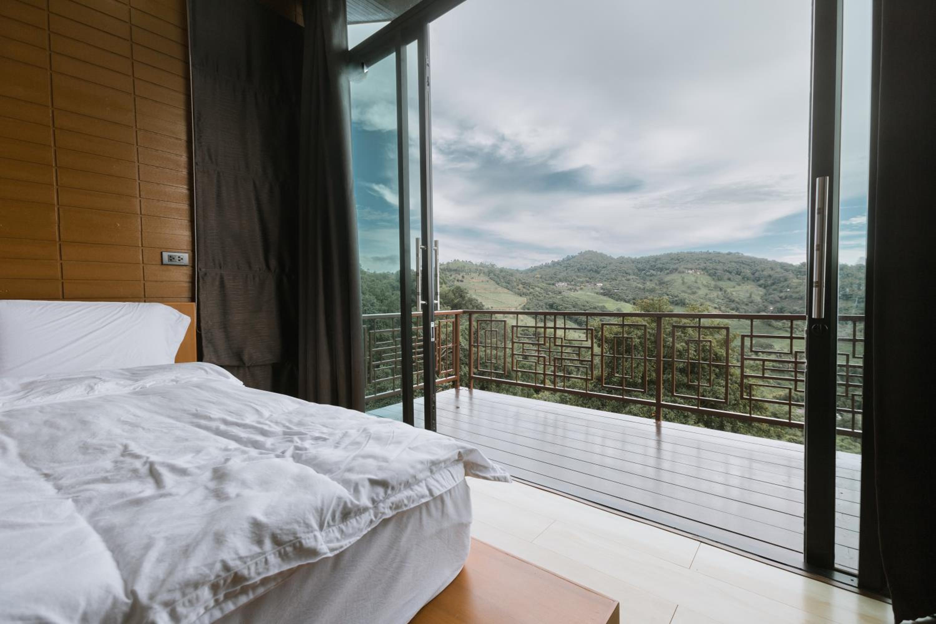Standard King Room - Photo 9