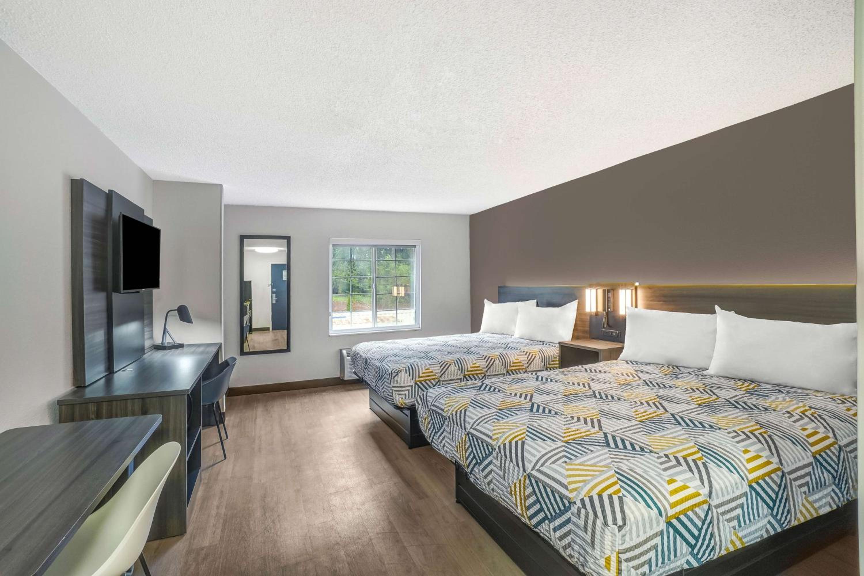 Deluxe Queen Room with Two Queen Beds - Non-Smoking - Photo 4