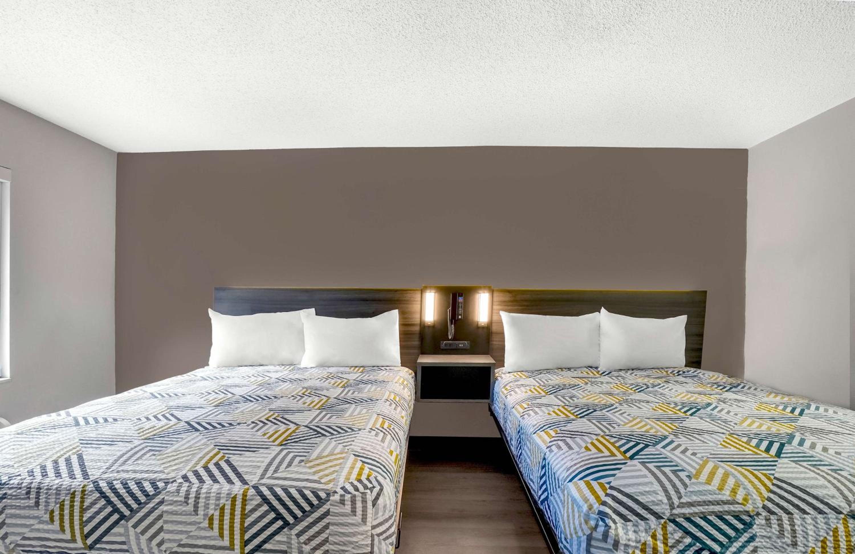 Deluxe Queen Room with Two Queen Beds - Non-Smoking - Photo 1
