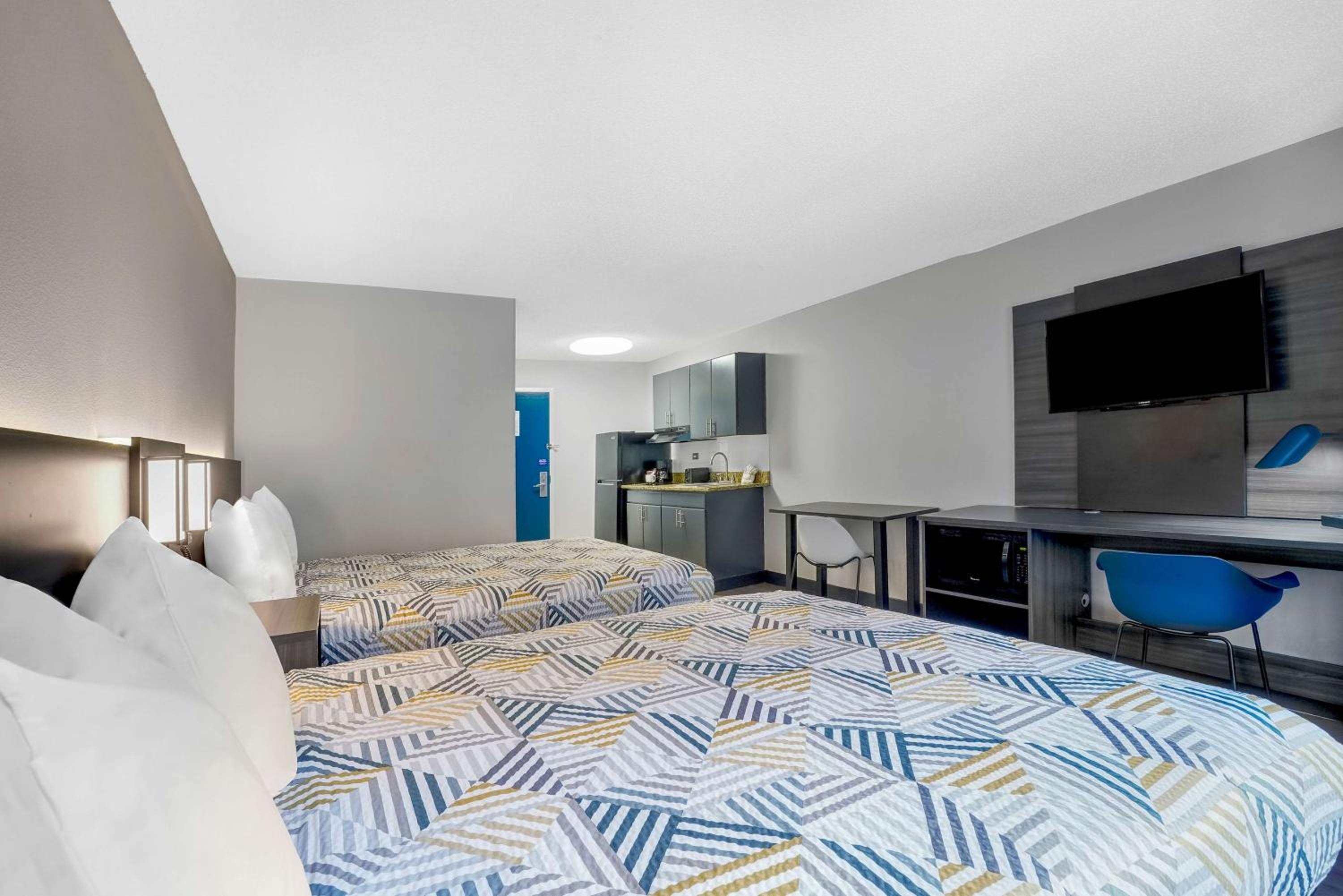 Deluxe Queen Room with Two Queen Beds - Non-Smoking - Photo 3