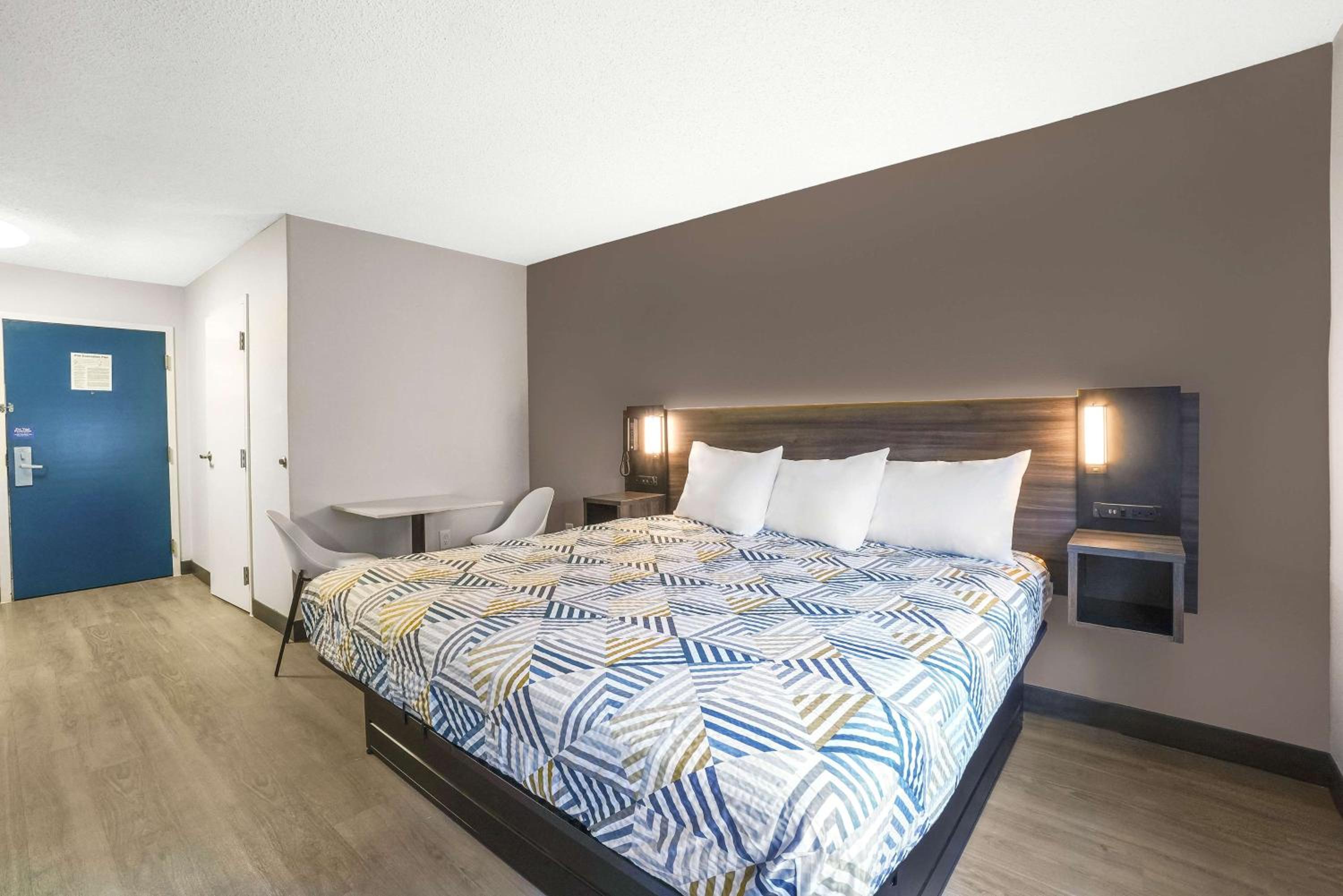 King Room - Non-Smoking - Photo 1
