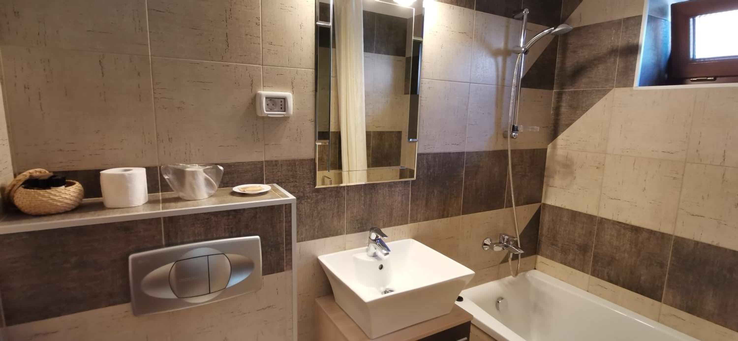 Double or Twin Room with Private Bathroom - Photo 2