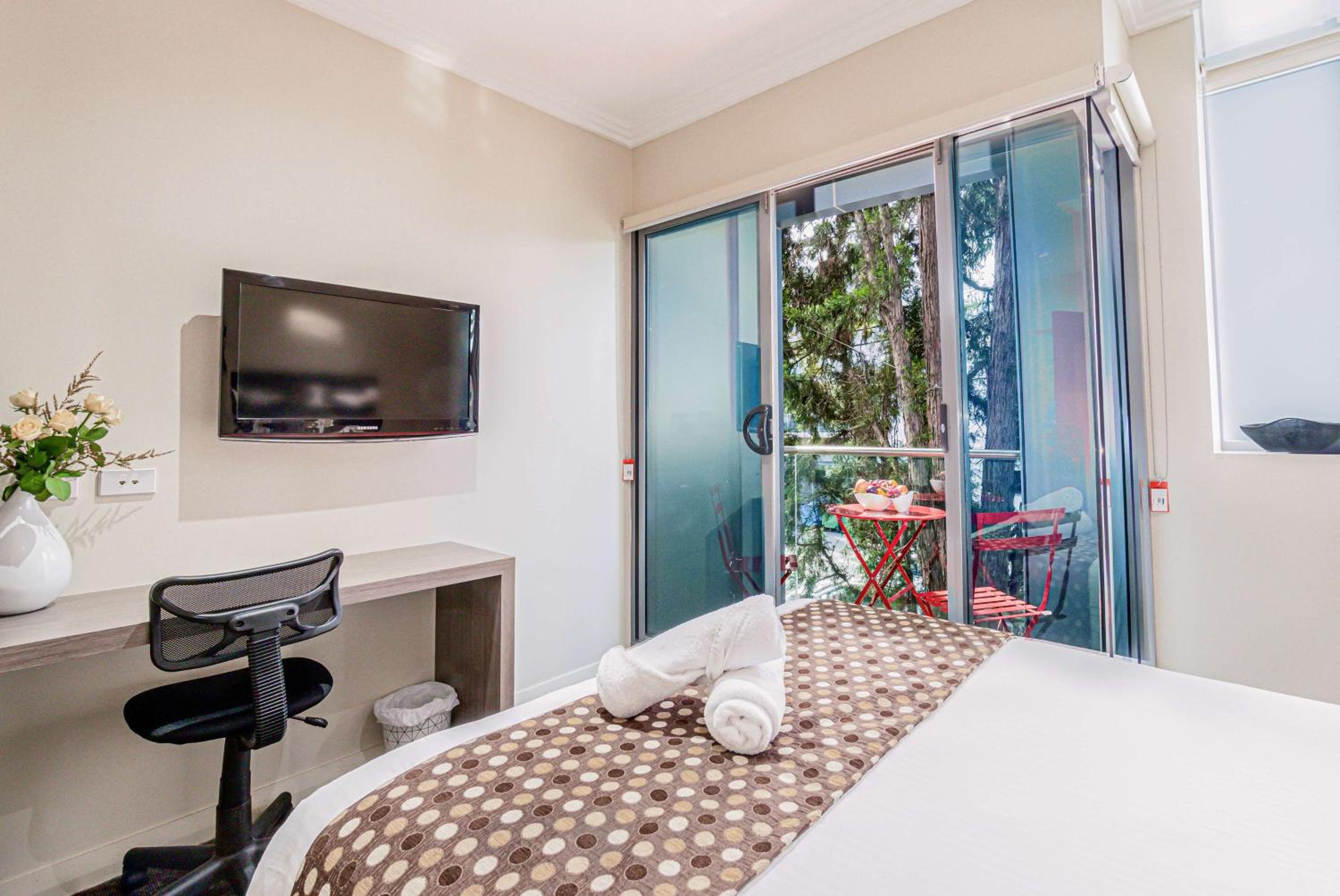 Deluxe Double Room with Kitchenette and Balcony