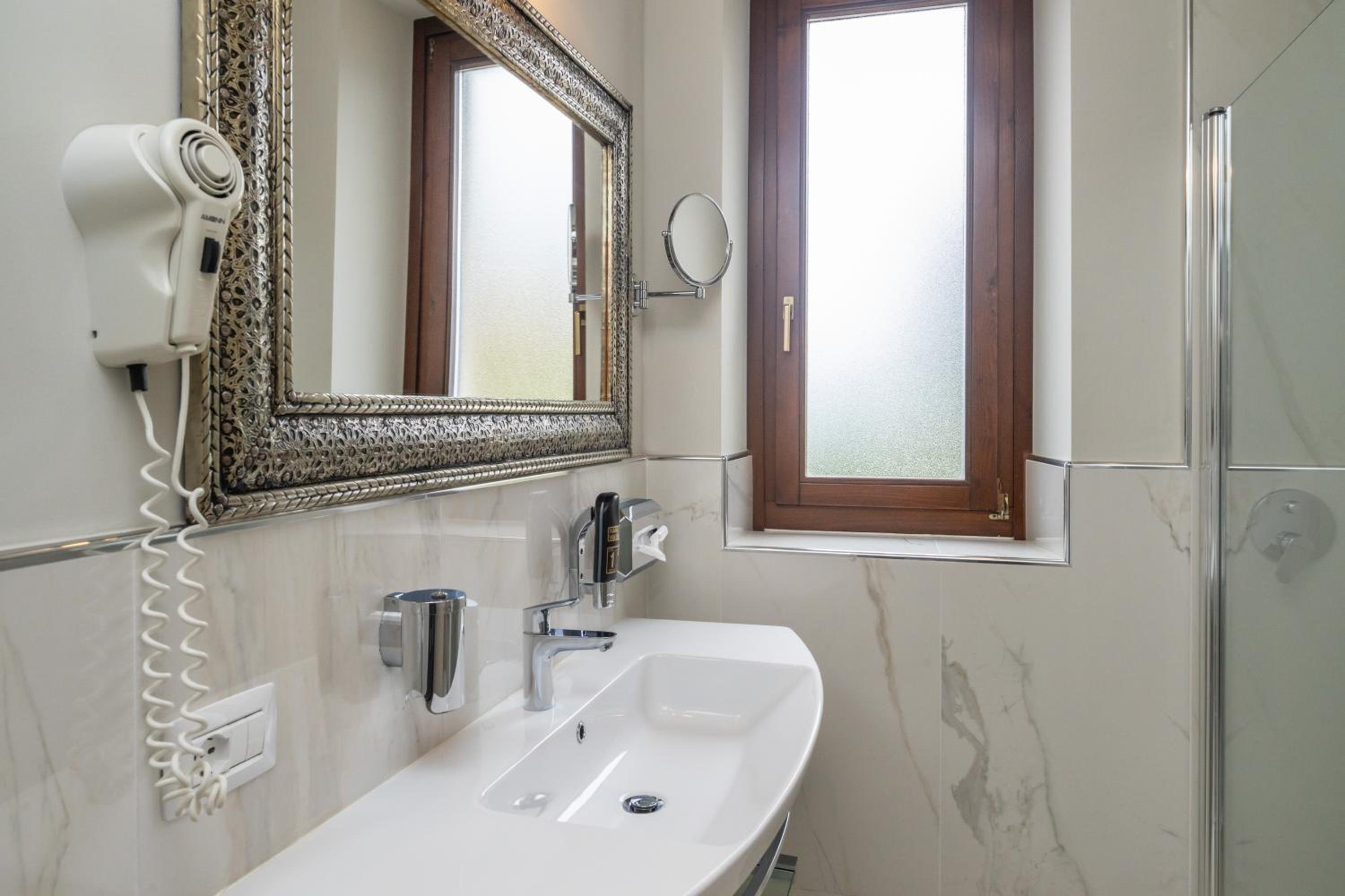 Superior Suite - Photo 11