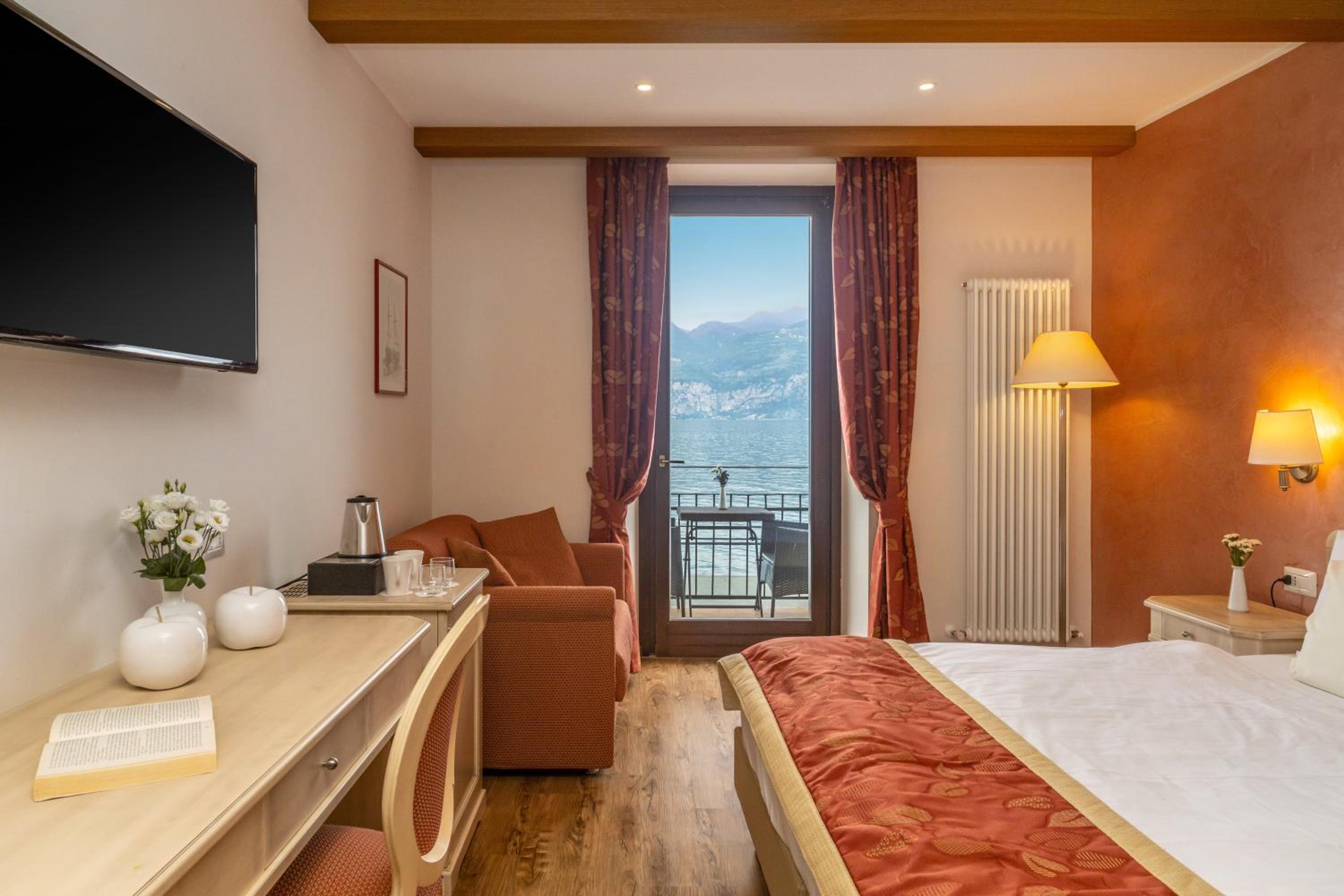 Superior Suite - Photo 12