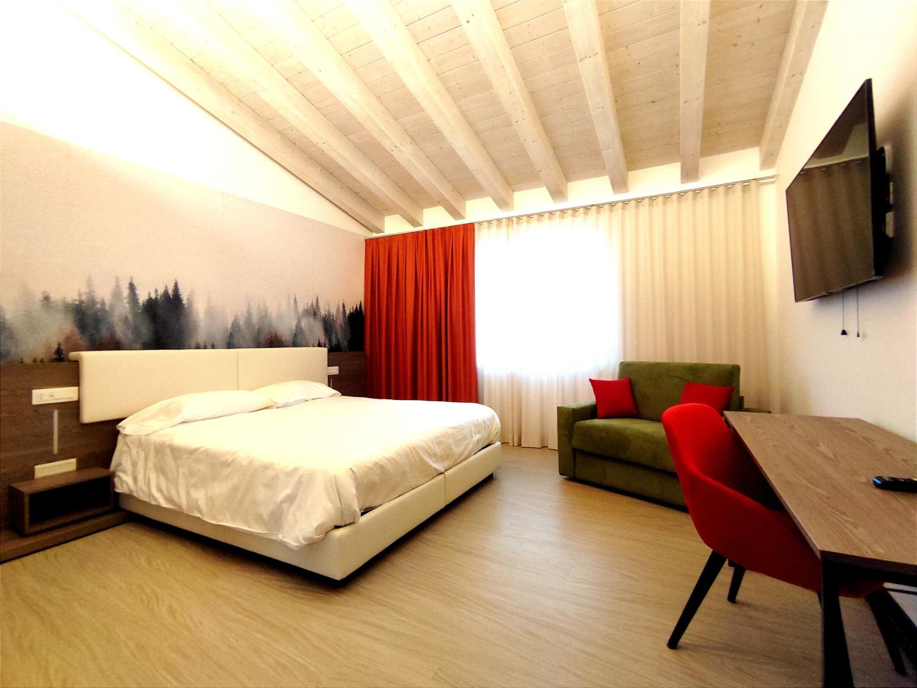 Superior Deluxe Double or Twin Room  photo 3