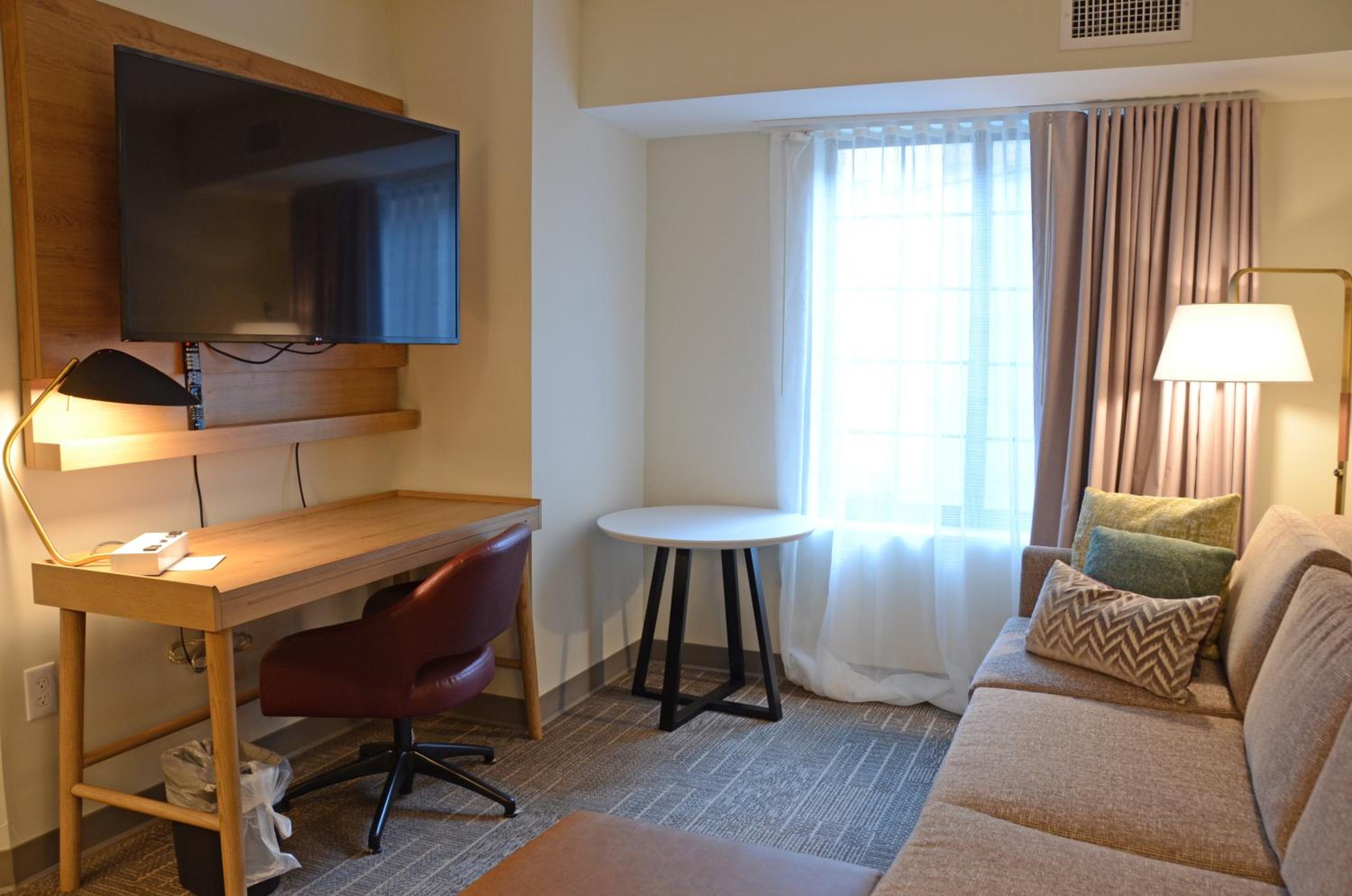 One-Bedroom Queen Room with Mobility Accessible Tub - Non-Smoking photo 1