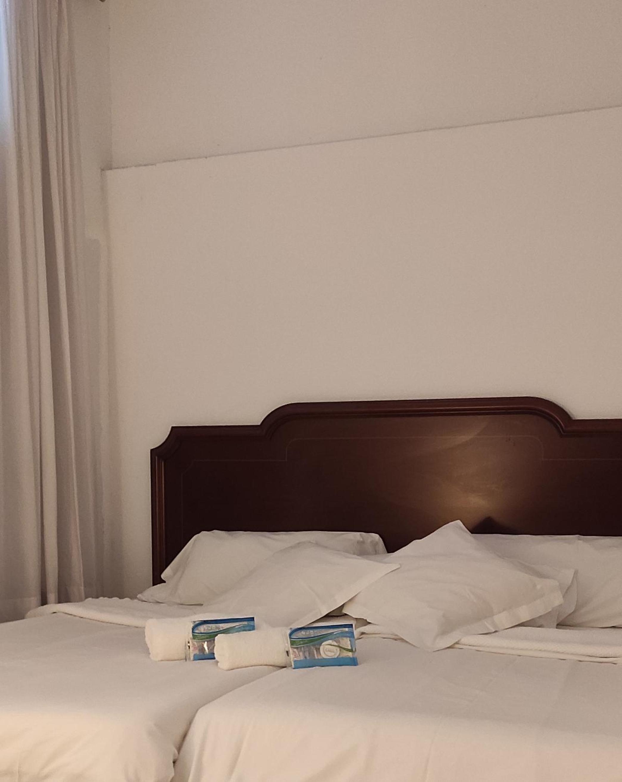 Double or Twin Room with Private Bathroom - Photo 3