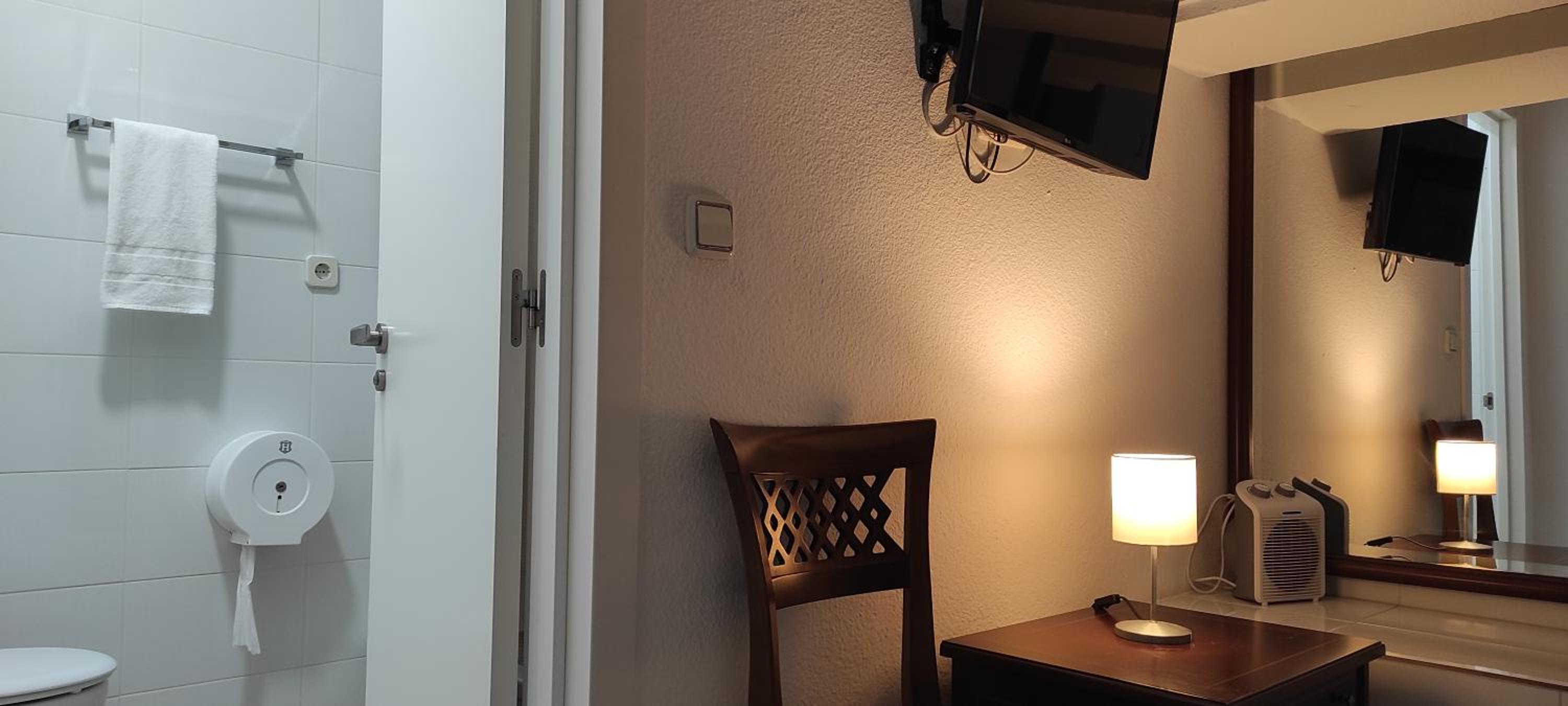 Double or Twin Room with Private Bathroom - Photo 4