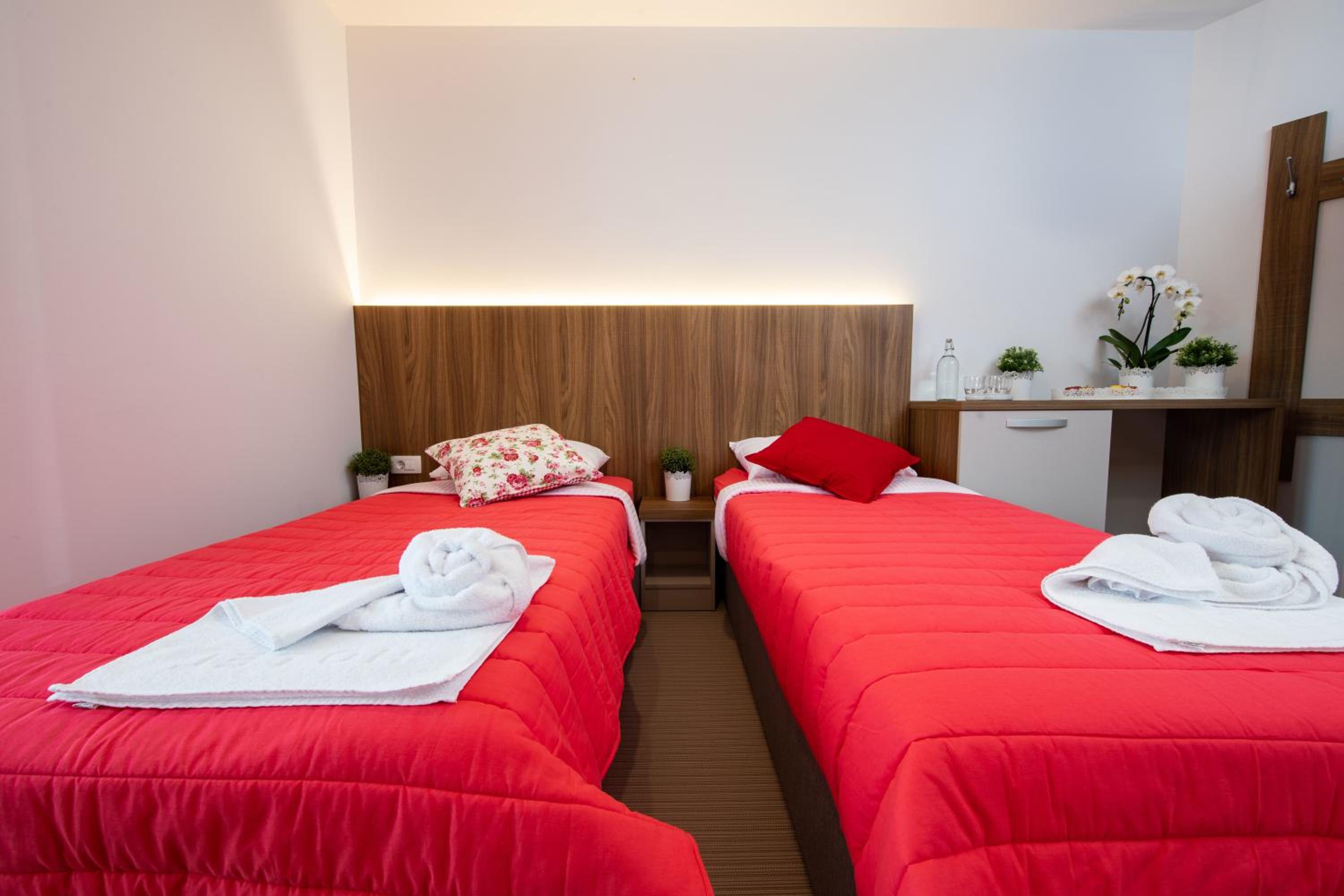 Triple Room with Balcony - Photo 8