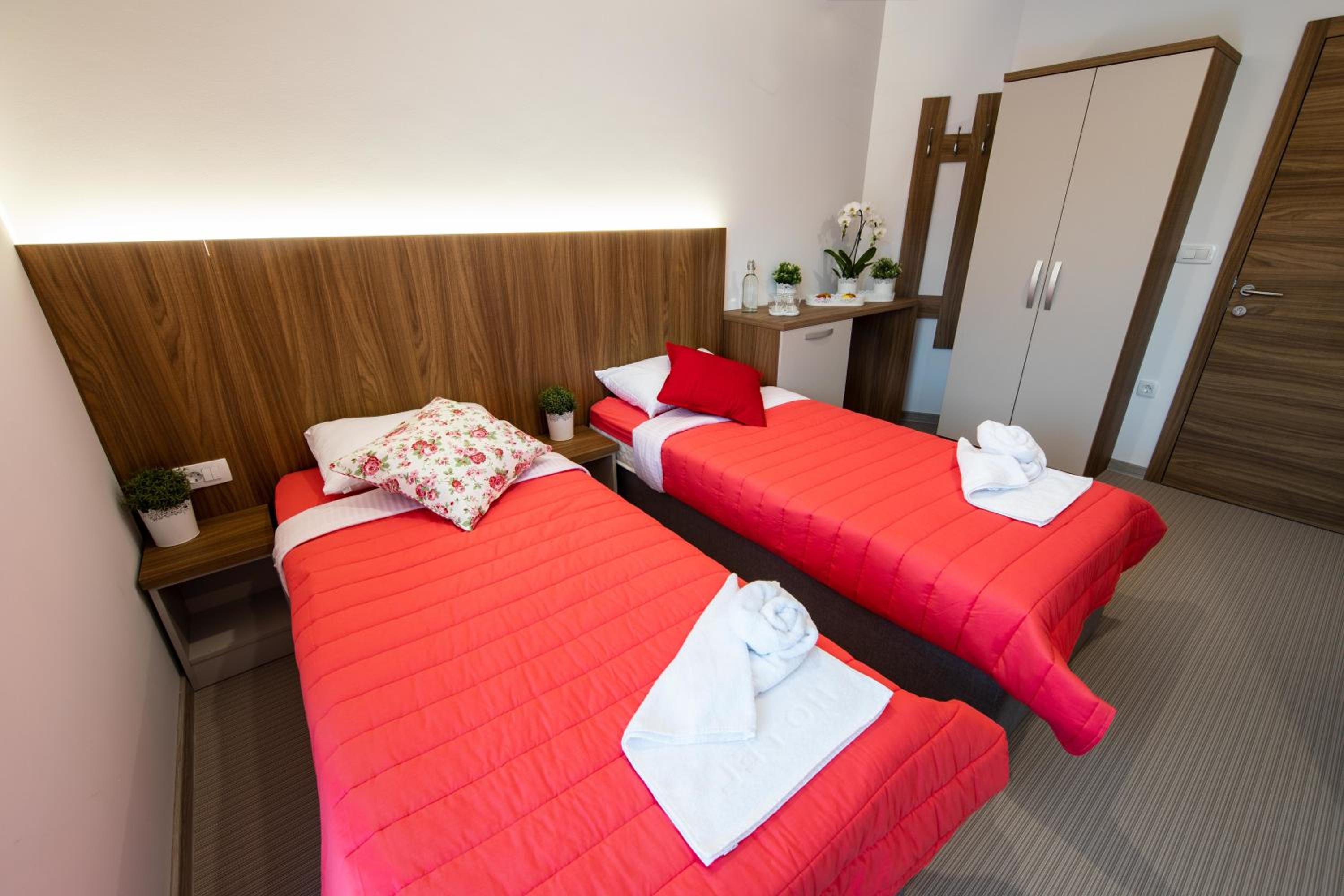Triple Room with Balcony - Photo 11