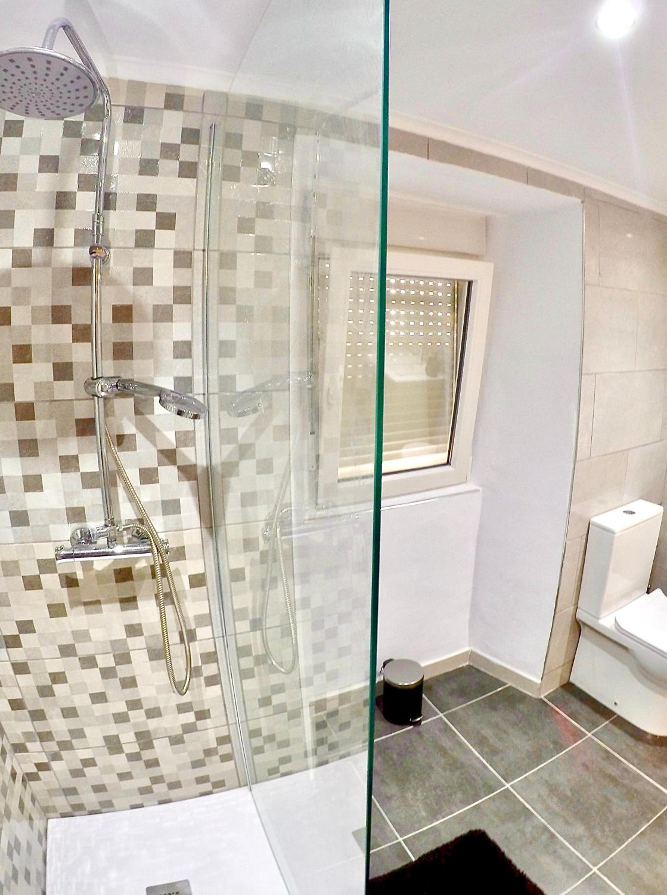 Double Room with Private Bathroom - Photo 8