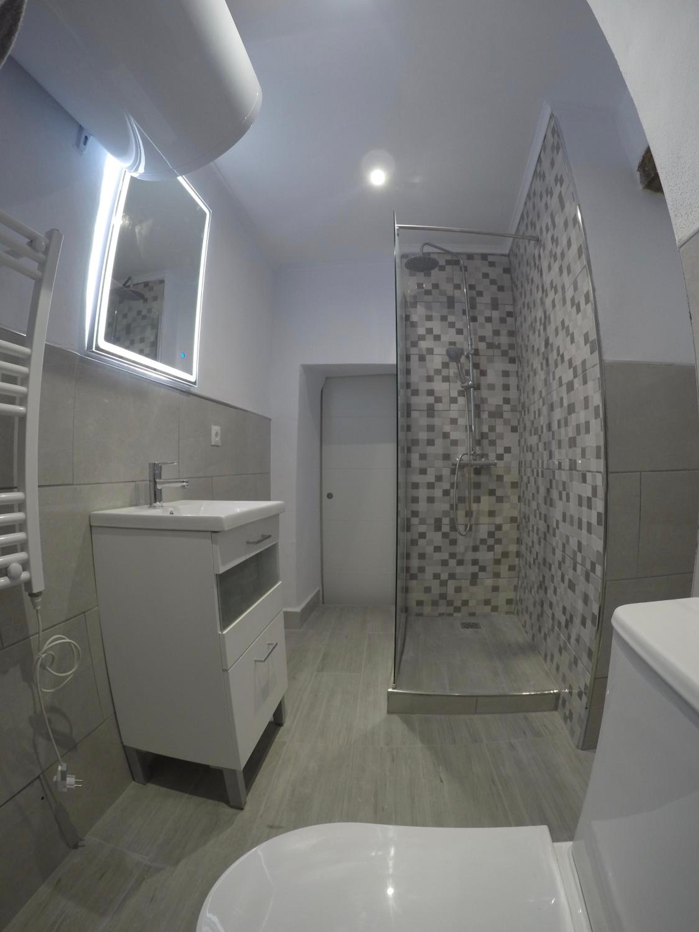 Double Room with Private Bathroom - Photo 9
