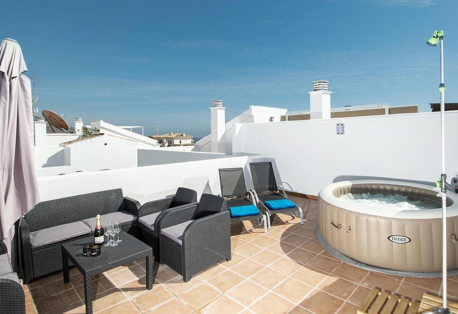 Three-Bedroom Premium Apartment with Balcony photo 2