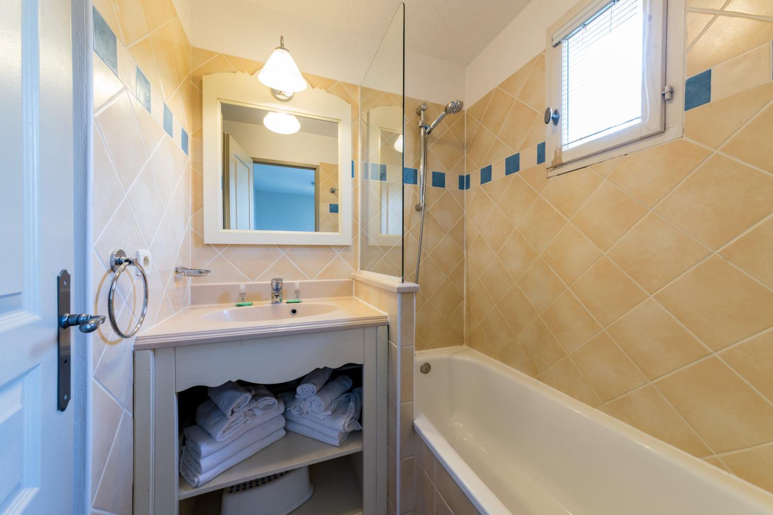 Two-Bedroom Duplex House with Garden (6 People) - Taillades District - Photo 2