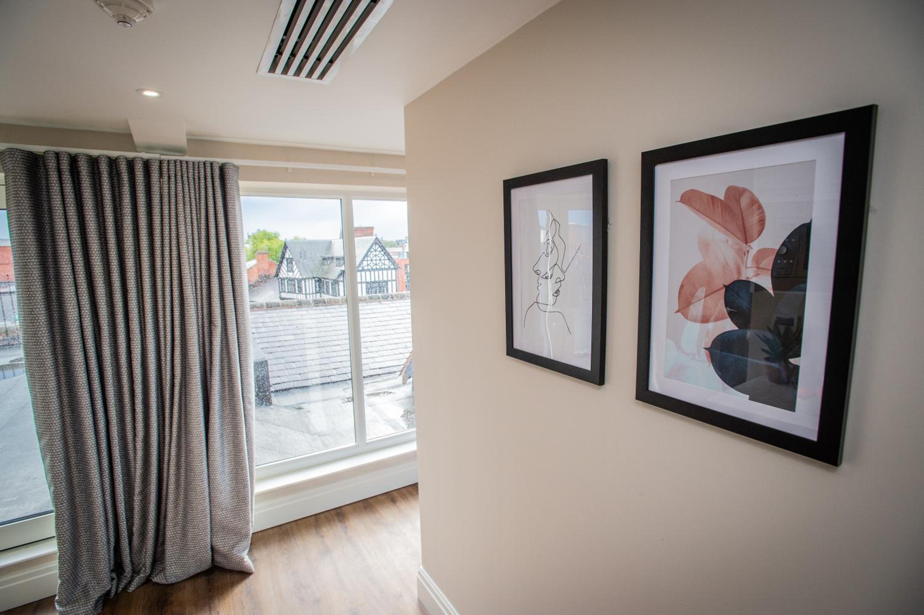 Apartment with Terrace - Photo 2