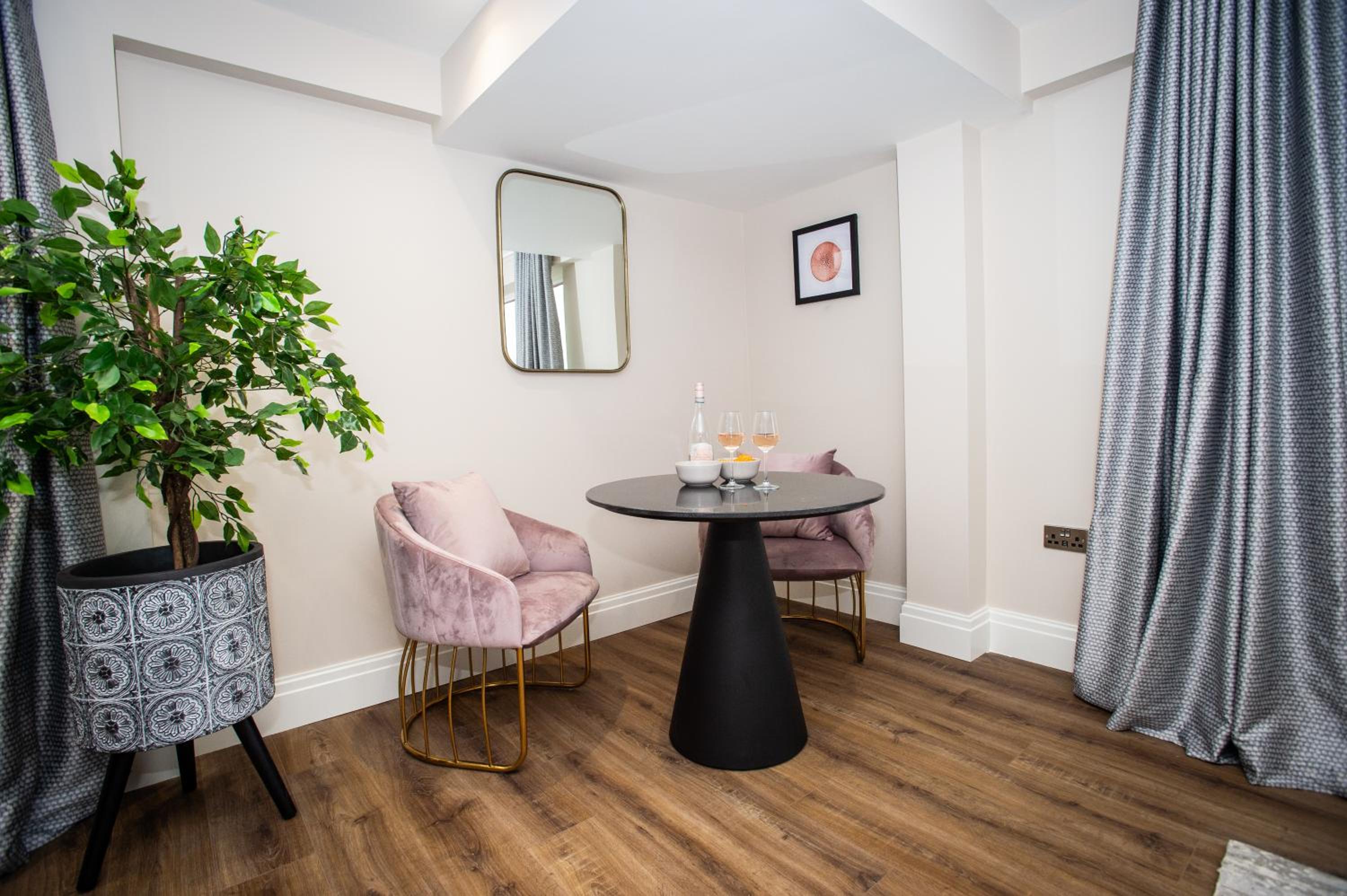 Apartment with Terrace - Photo 10