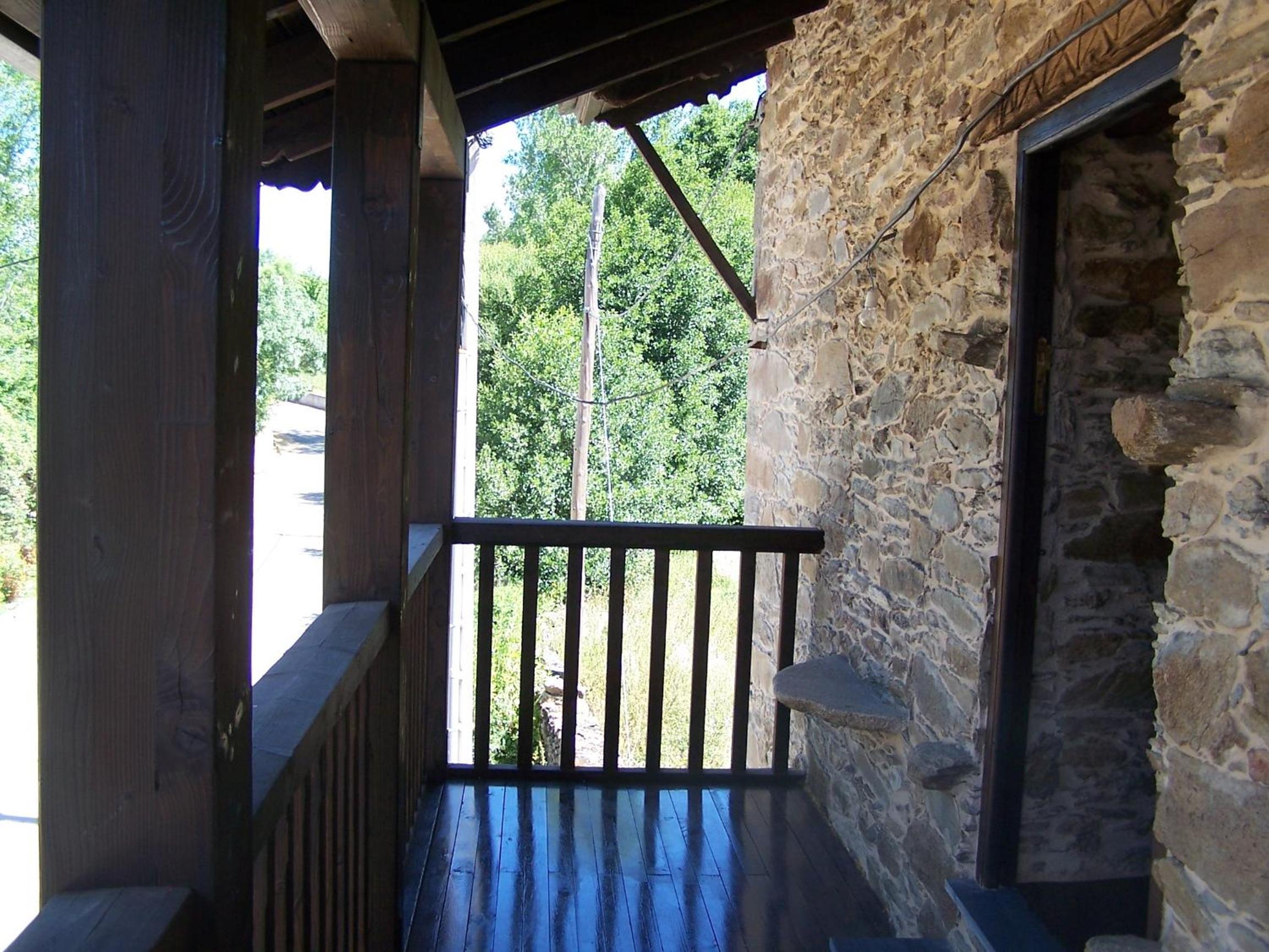Deluxe One-Bedroom Apartment with Balcony  photo 2