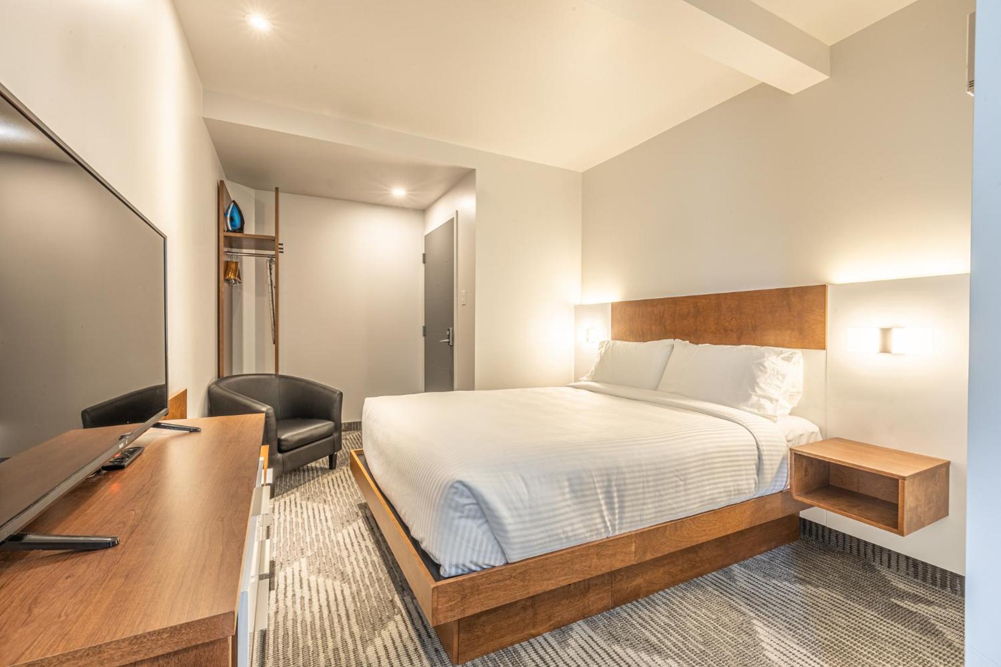 Standard Queen Room
