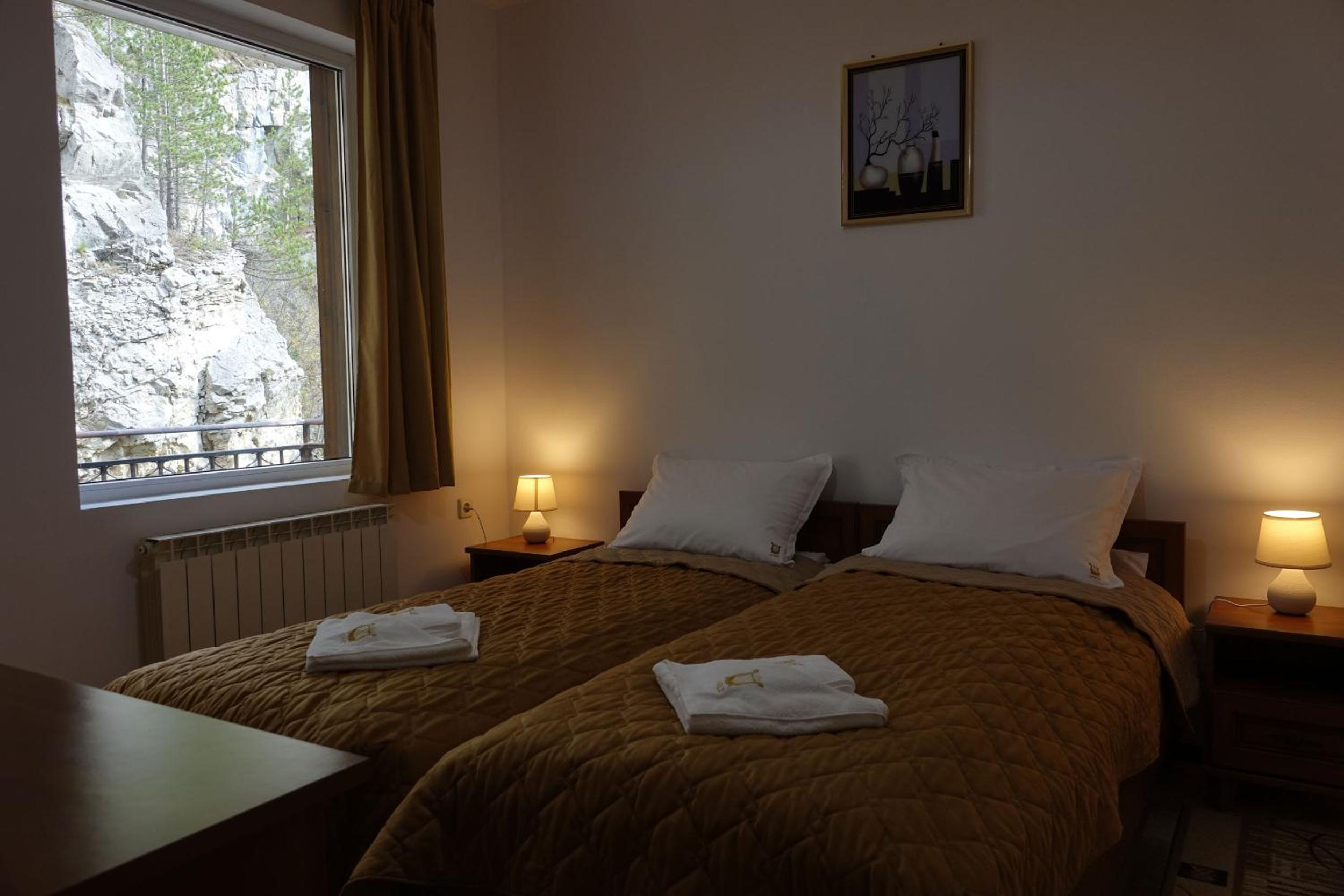 Double or Twin Room with Private Bathroom photo 2