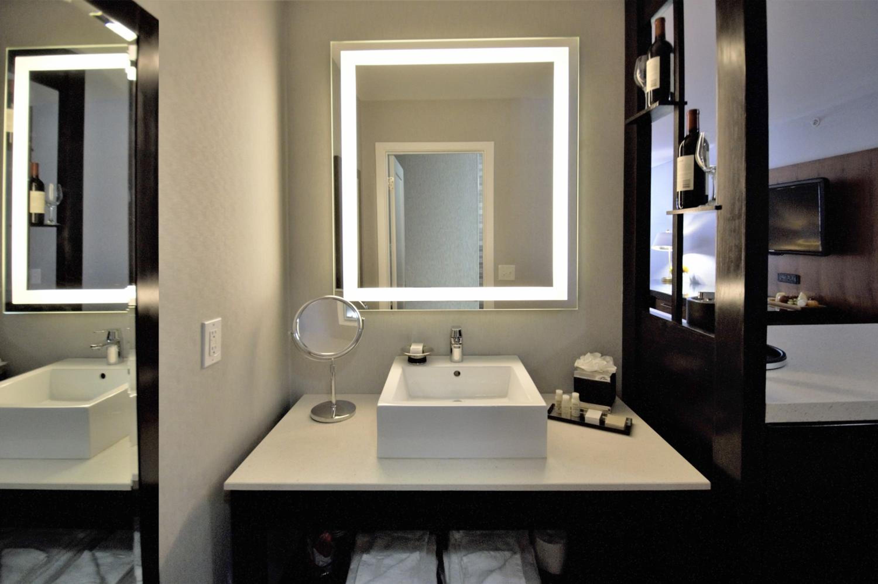 Standard Queen Room with Two Queen Beds - Photo 3