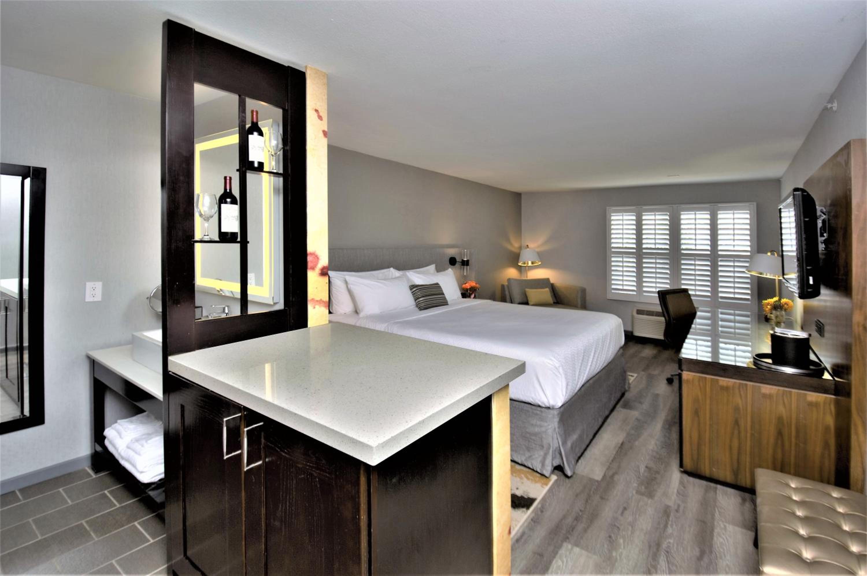 Standard King Room - Photo 3