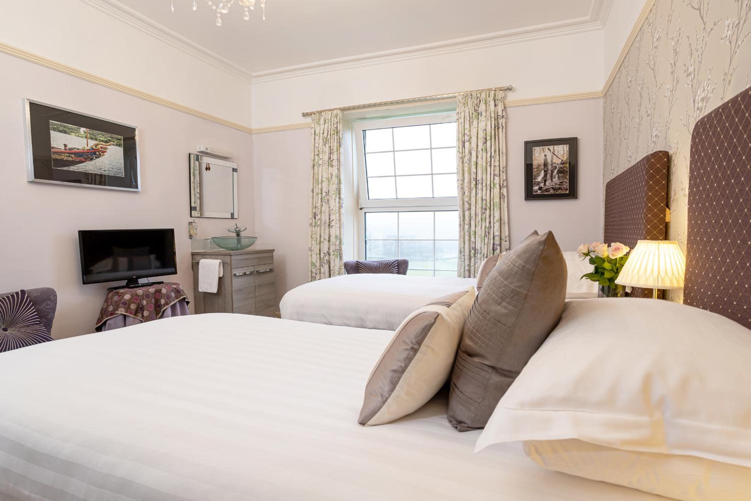 Double Room with Lake View and Private Bathroom(Not En-suite) - Photo 2
