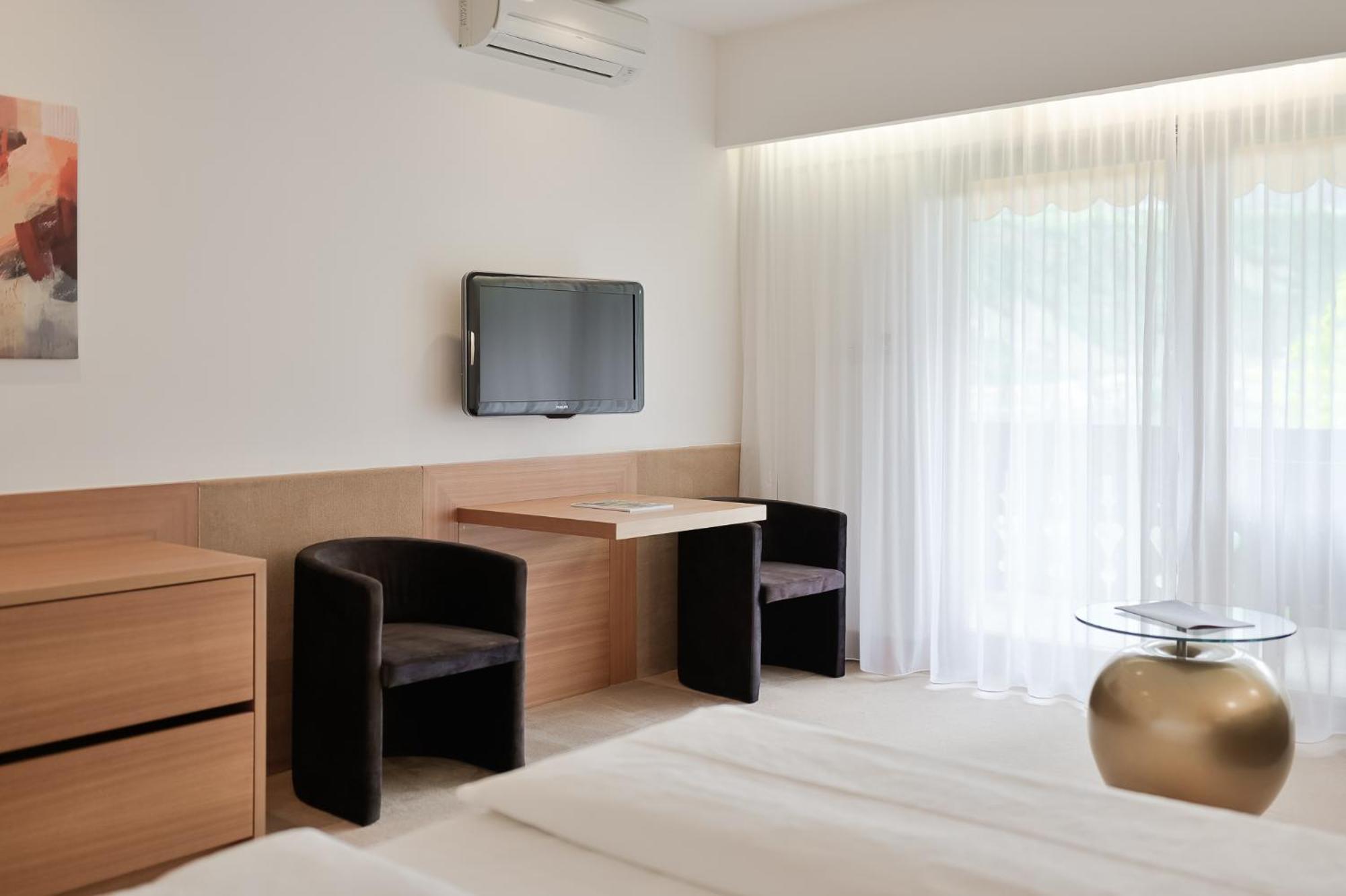 Deluxe Double Room with Shower - Photo 2
