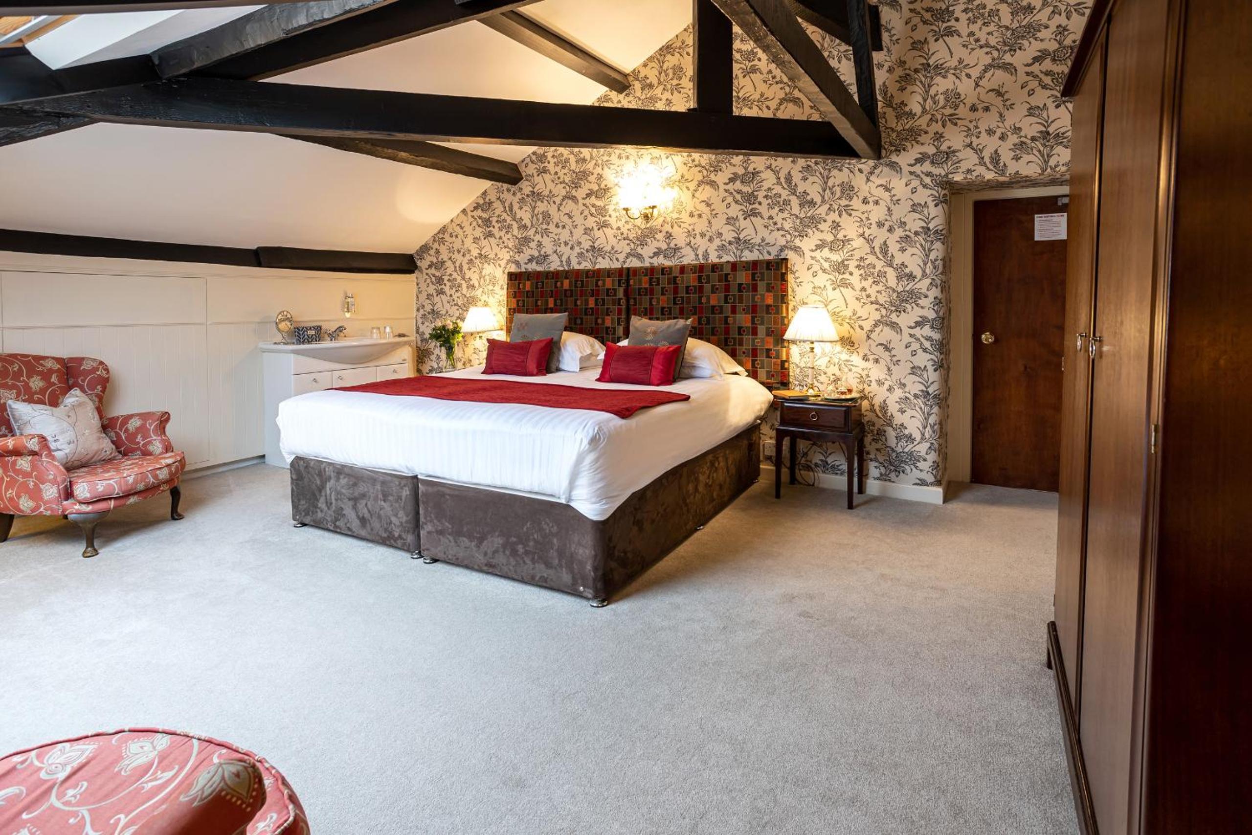 Double or Twin Room with Private Bathroom (Not En-suite) - Photo 13