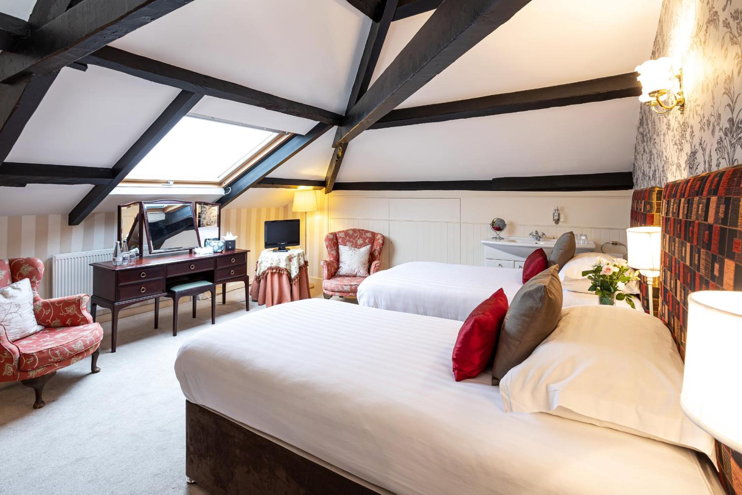 Double or Twin Room with Private Bathroom (Not En-suite) - Photo 2