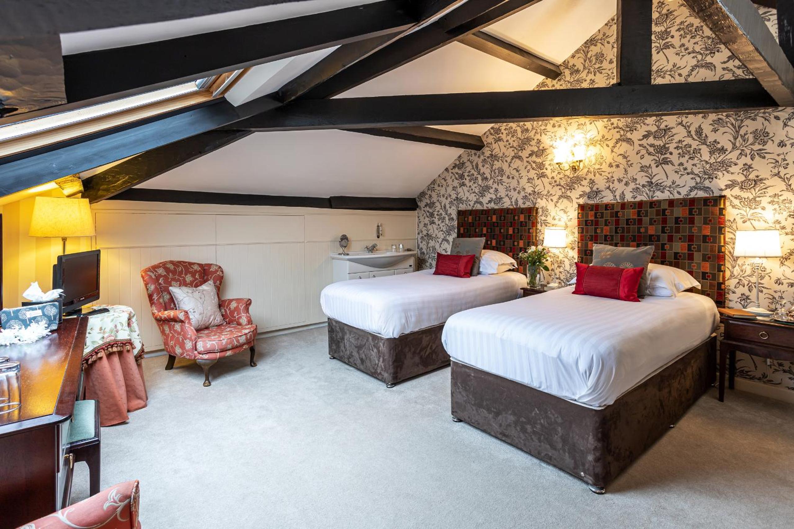 Double or Twin Room with Private Bathroom (Not En-suite) - Photo 3