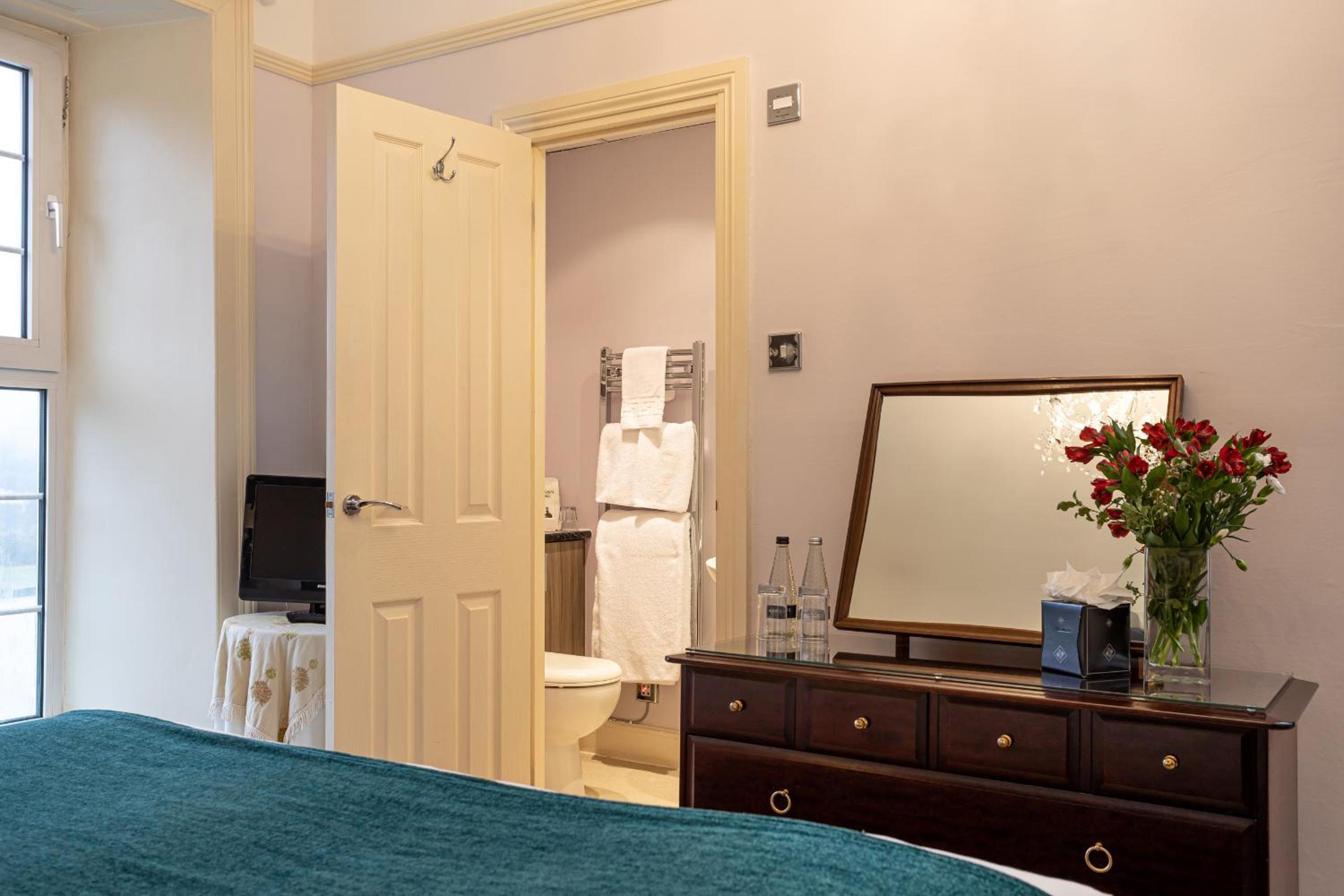 Deluxe Double Room with Shower - Photo 18