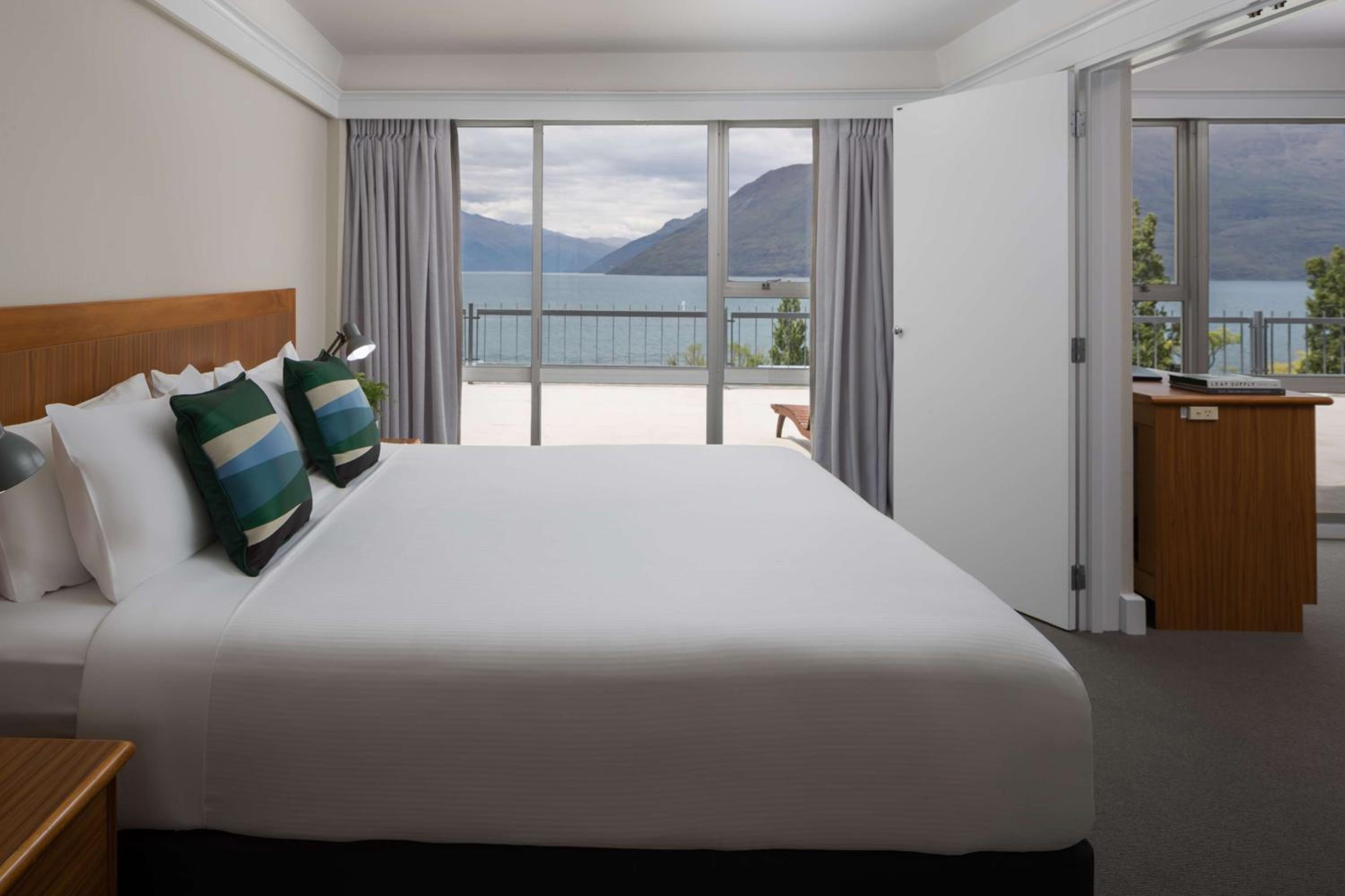One-Bedroom Suite With Lake View photo 2