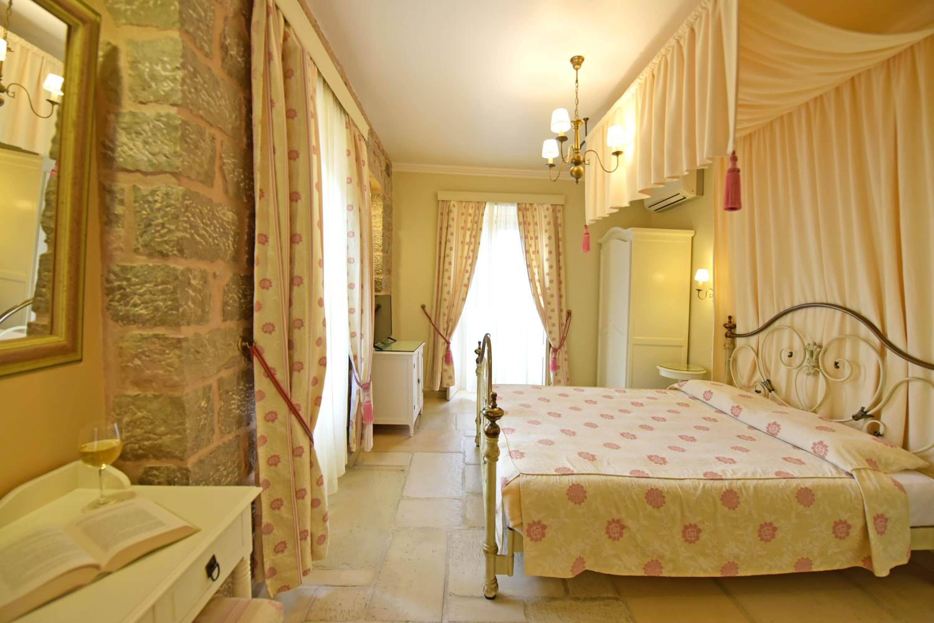 Superior Double Room with Balcony - Photo 10