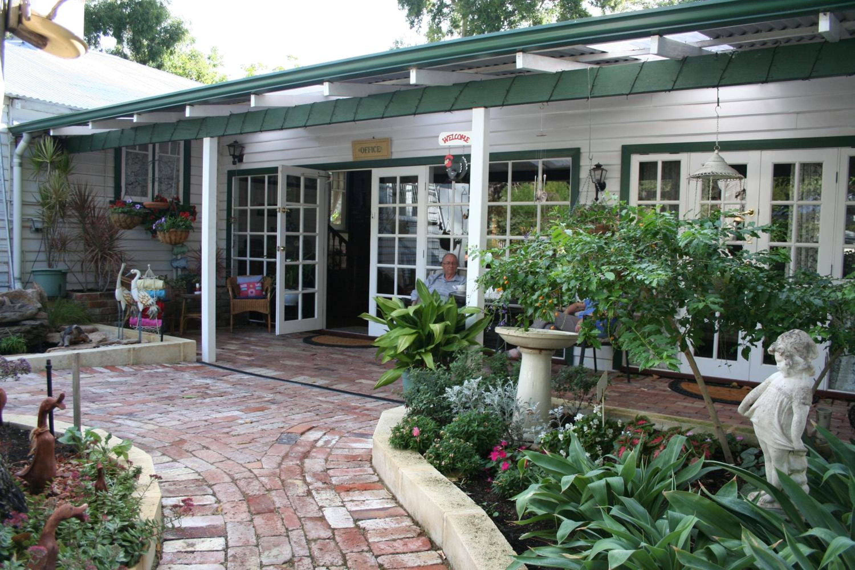 The Courtyard King Suite - Photo 7