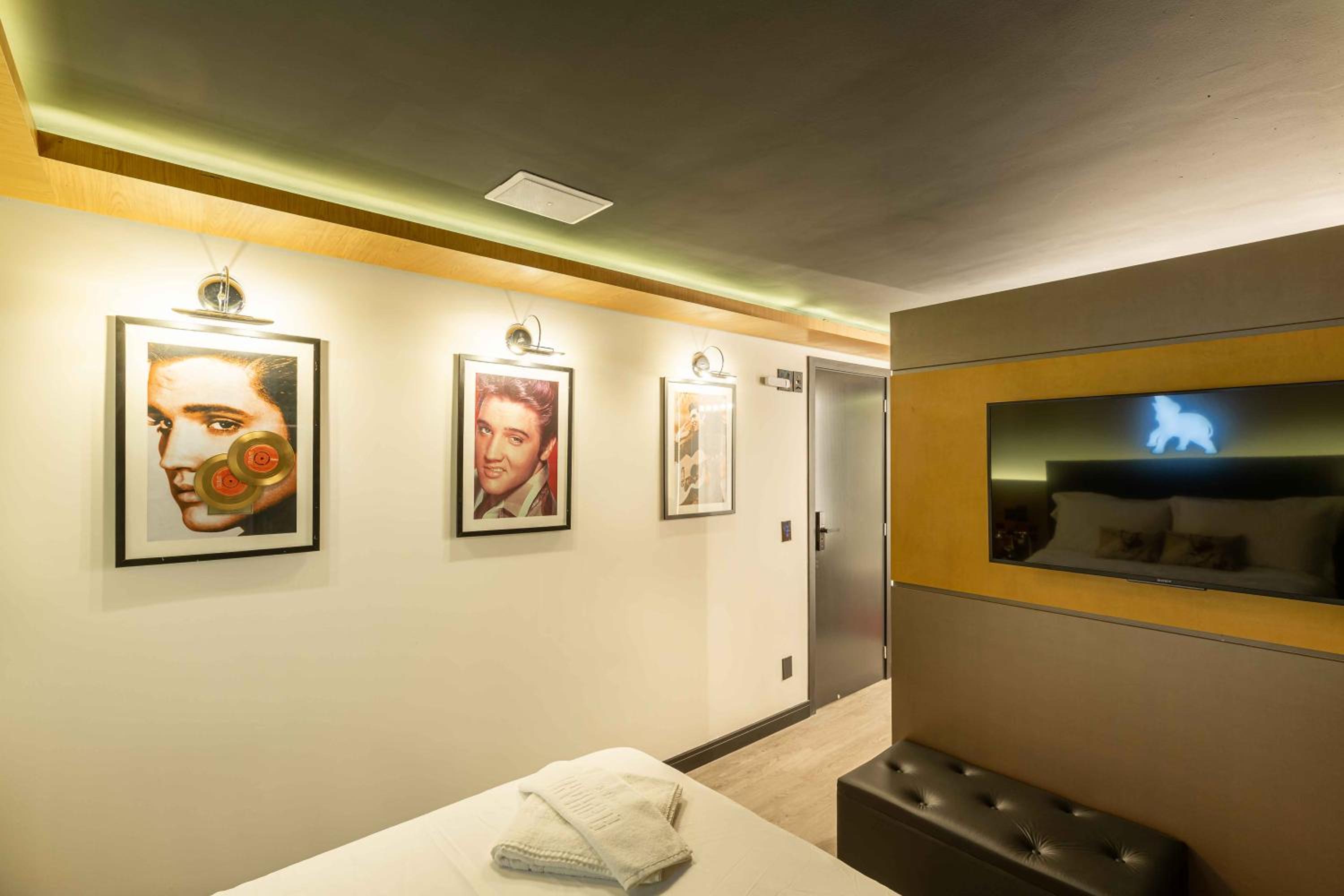 Deluxe Suite - Photo 13