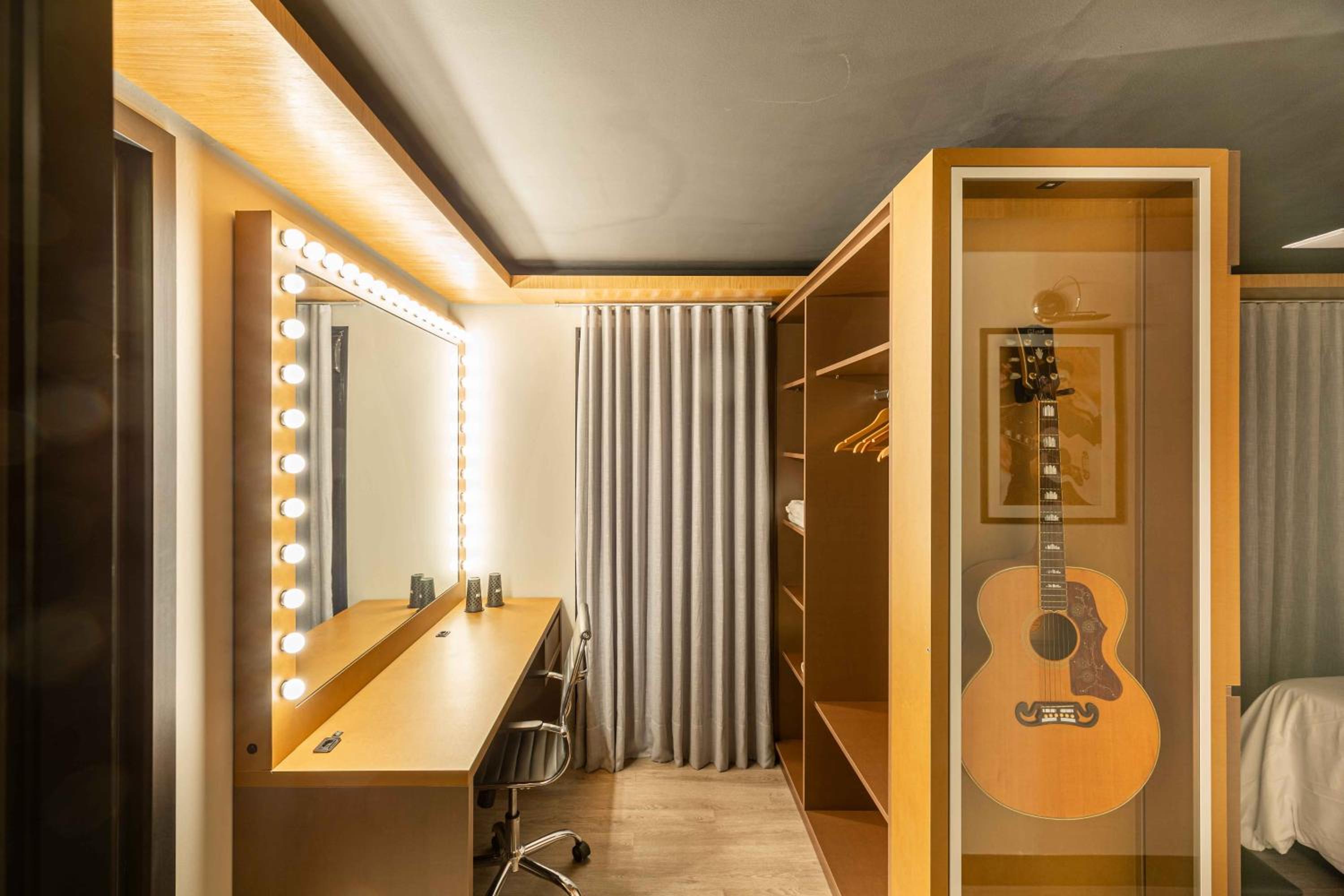 Deluxe Suite - Photo 15