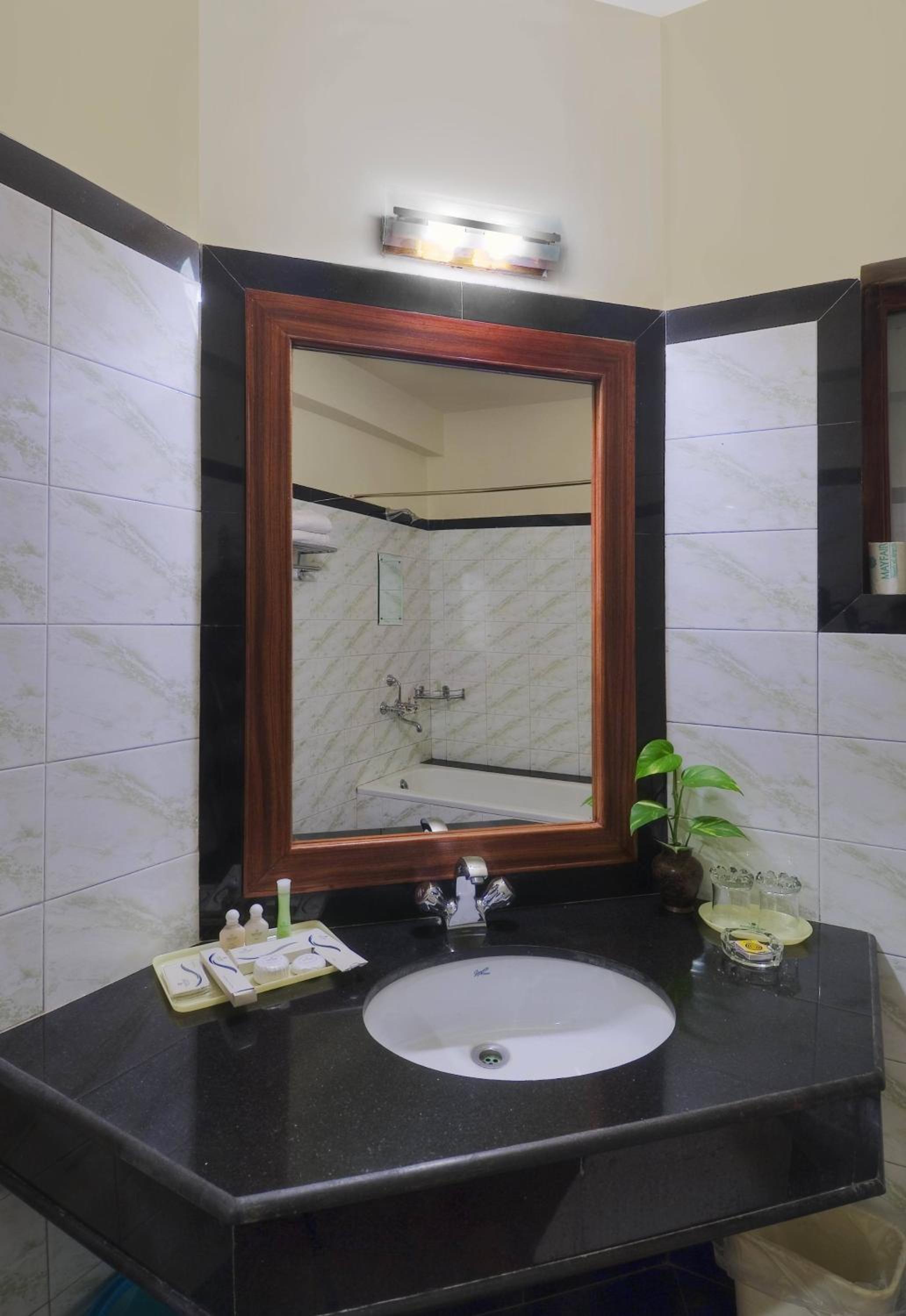 Deluxe Room - 15% Discount on Foods & Soft Beverages* l 15% Discounts on Laundry Services*  photo 3