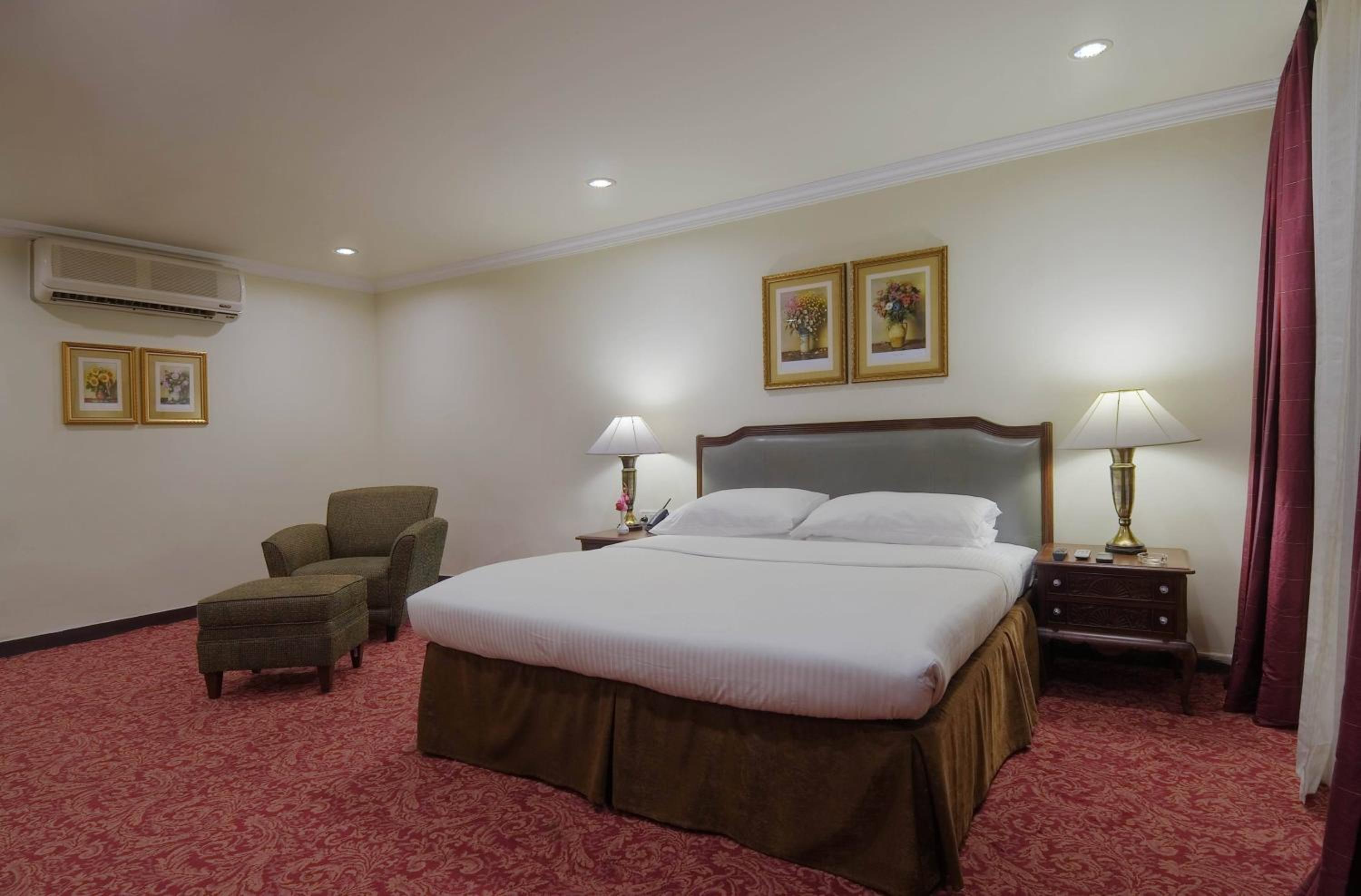 Executive Double Room -15% Discount on Foods & Soft Beverages* | 15% Discounts on Laundry Services* photo 3