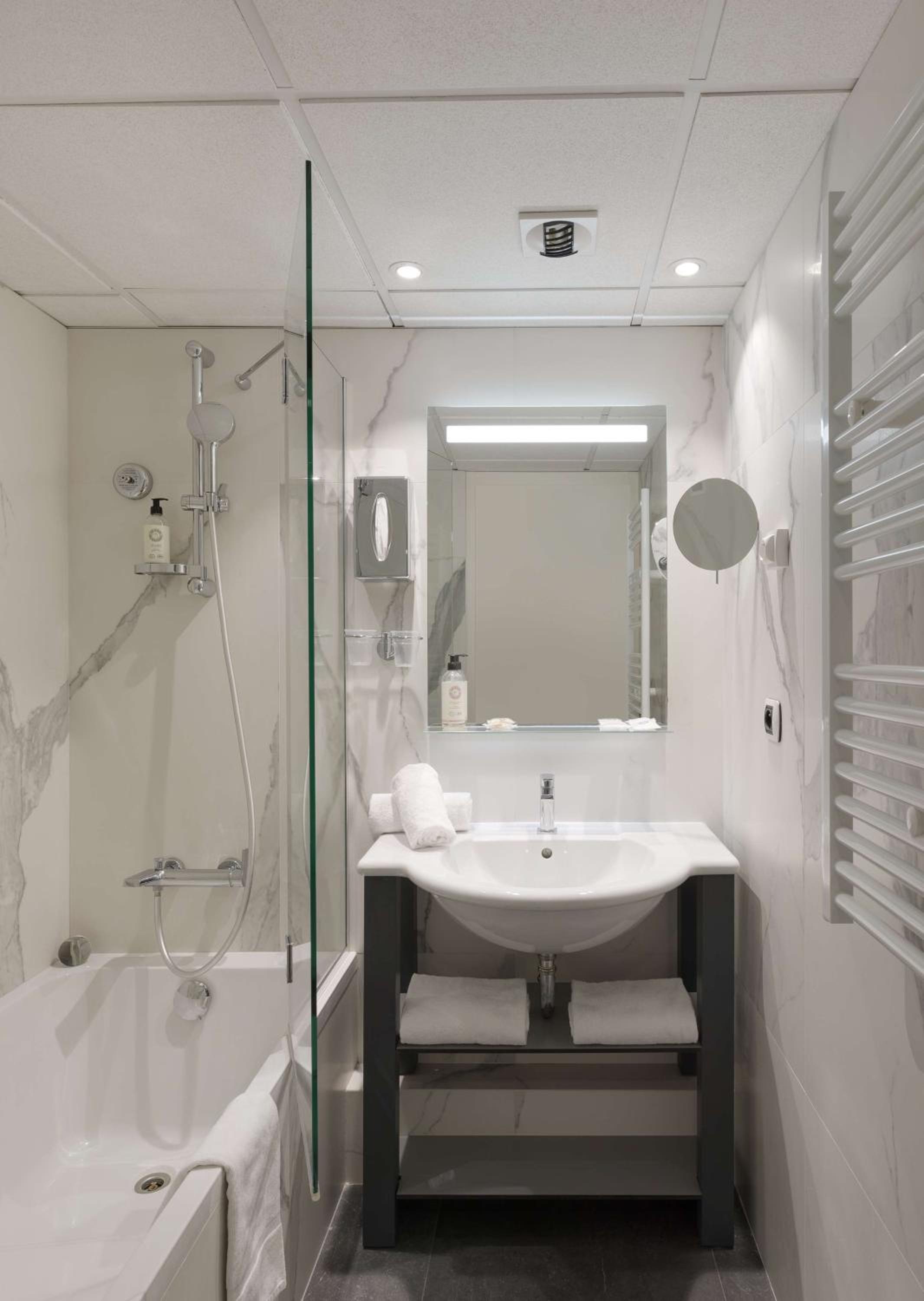 Standard Twin Room - Photo 9