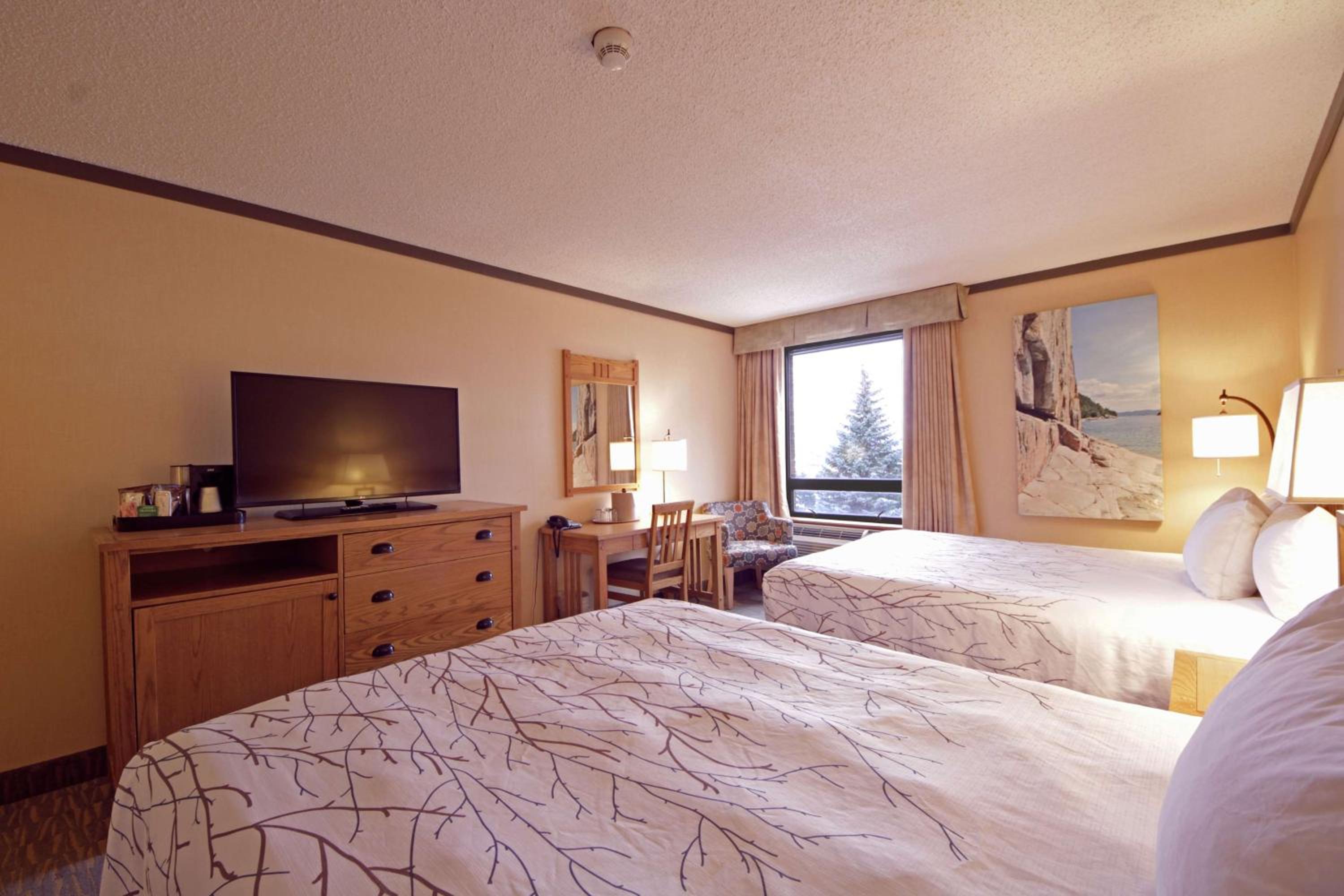 Queen Room with Two Queen Beds - Non-Smoking - Photo 3