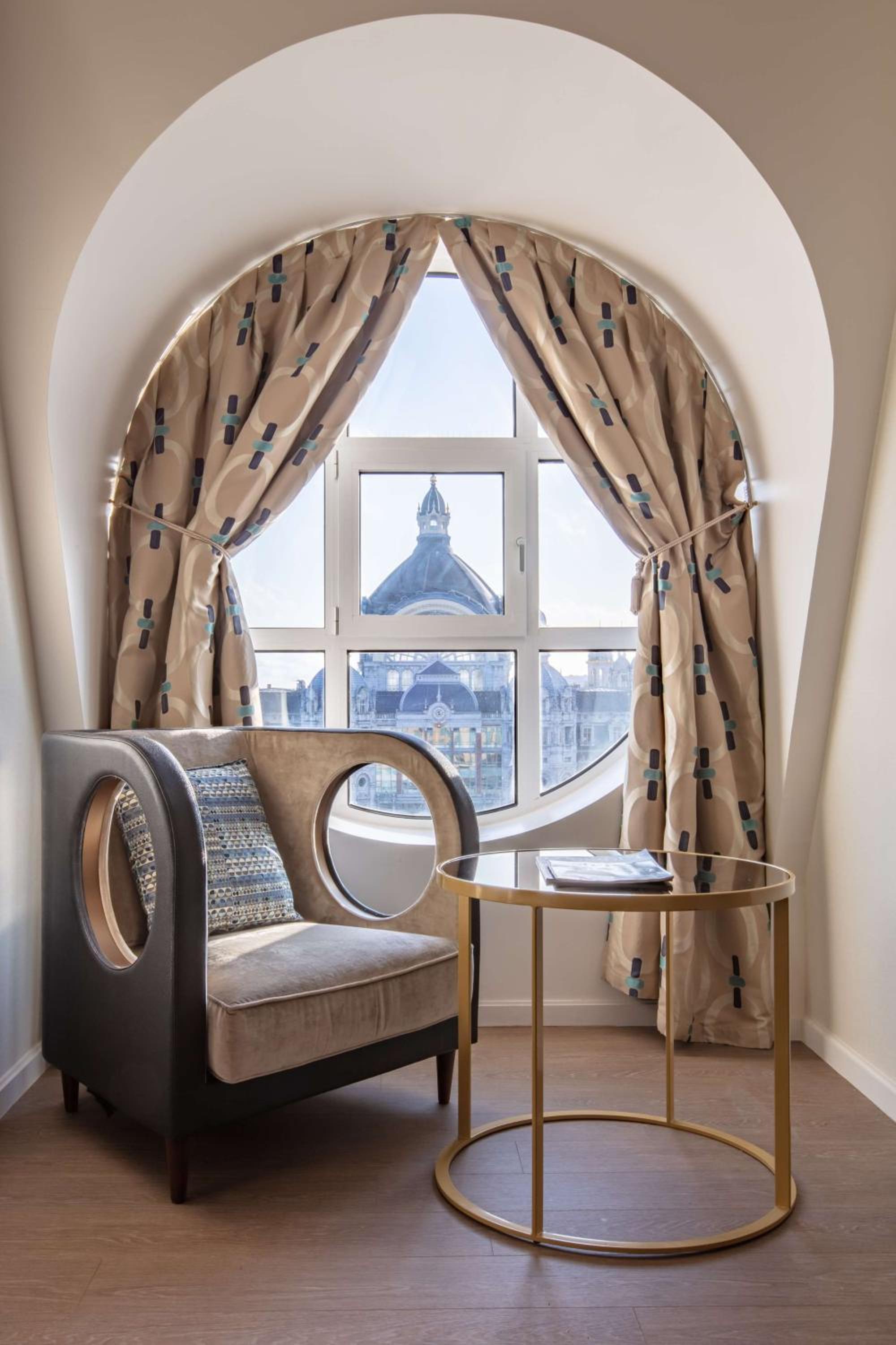 Junior Suite with City View - Photo 7